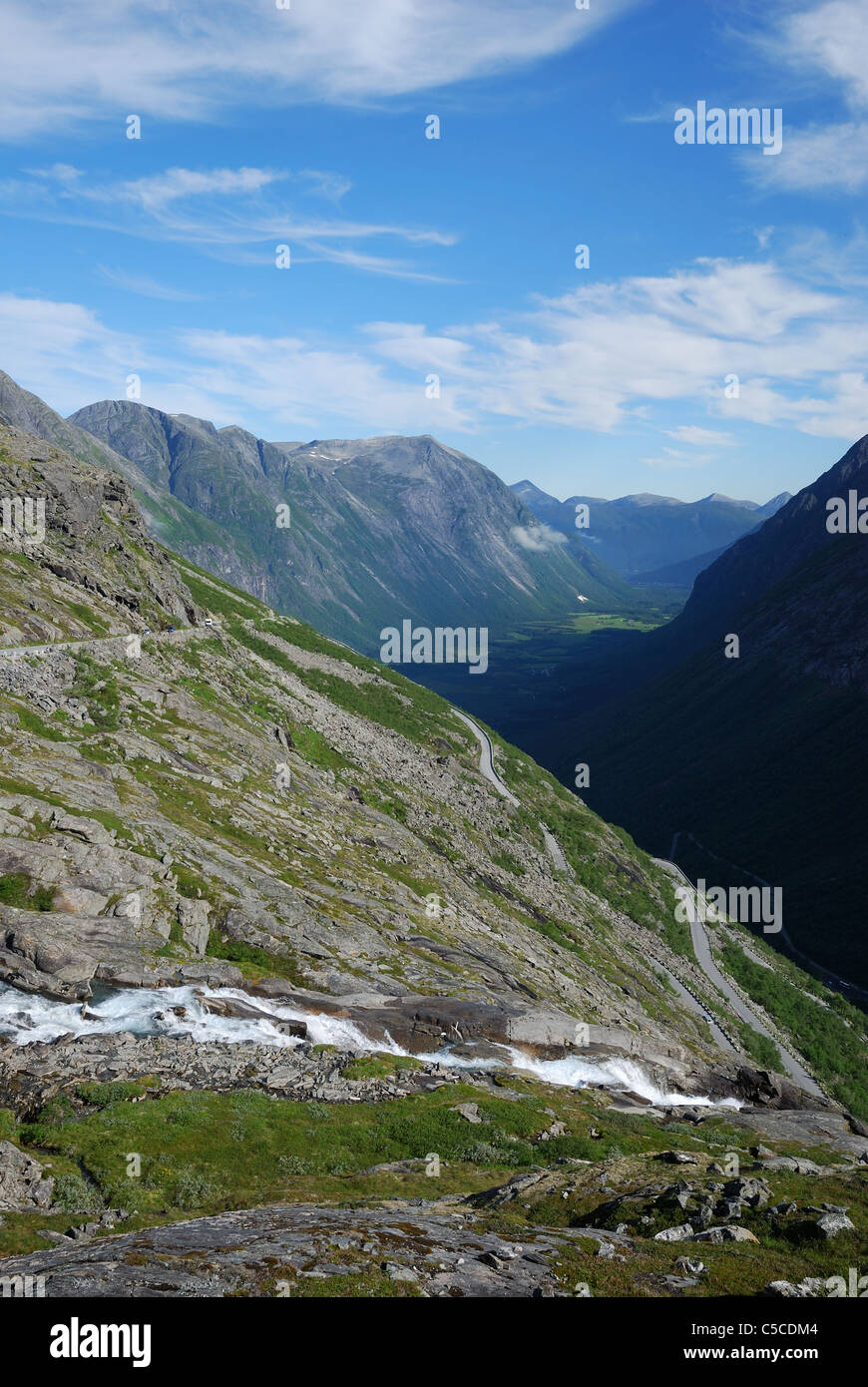 Strada a serpentina di torsione sulla montagna. Trollstigen. Foto Stock