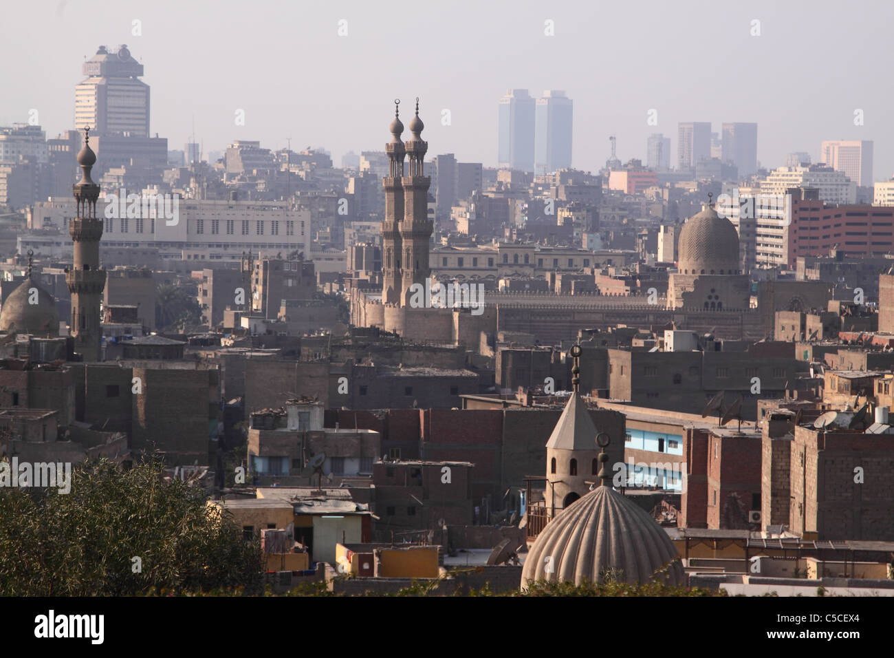 Le moschee in vecchie aree di Cairo Cairo sky line Foto Stock