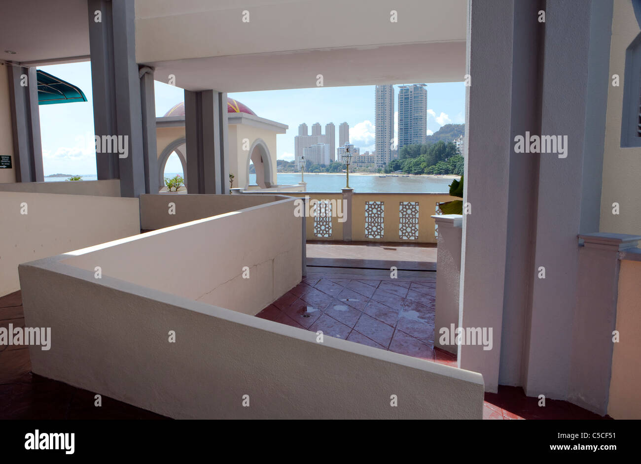 La moschea di flottante e blocchi di appartamenti, Penang, Malaysia Foto Stock