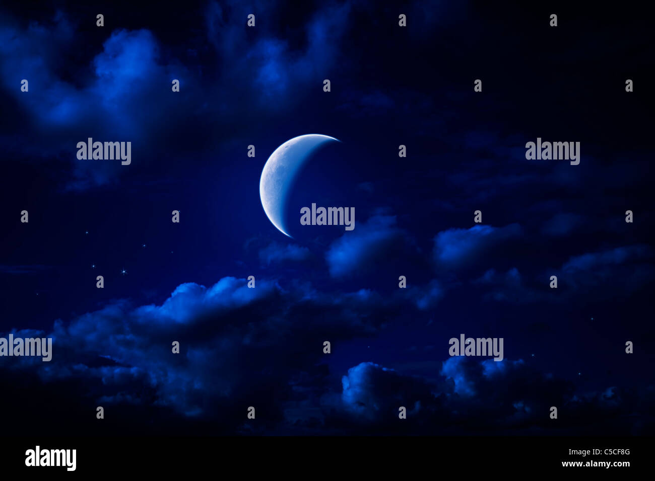 Notte blu cielo nuvoloso con stelle e una luna a forma di mezzaluna Foto Stock