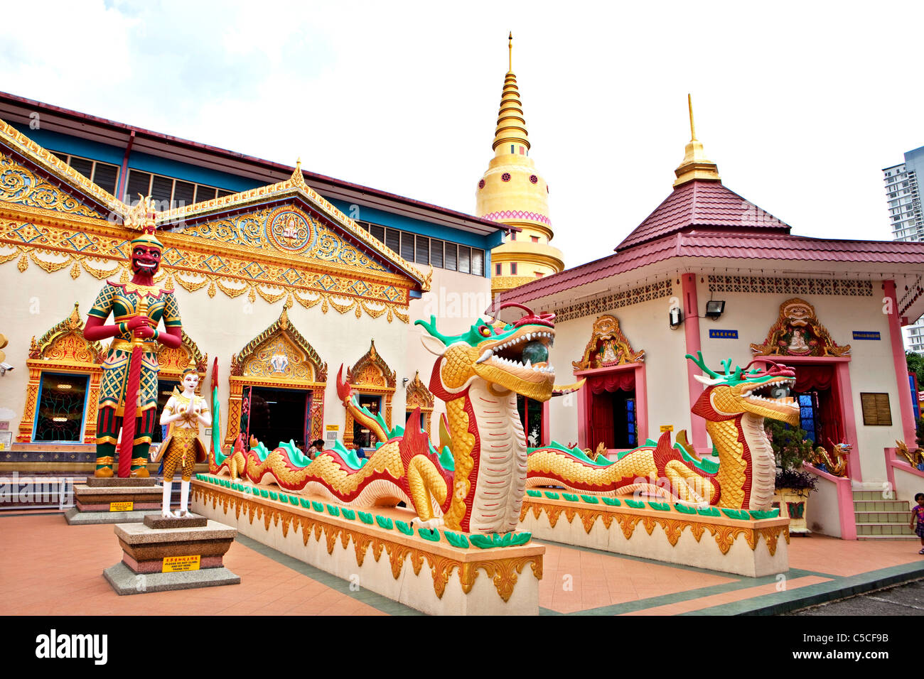 Grandi serpenti proteggendo l'ingresso al tempio thailandese, Wat Chayamangkalaram, Penang, Malaysia Foto Stock