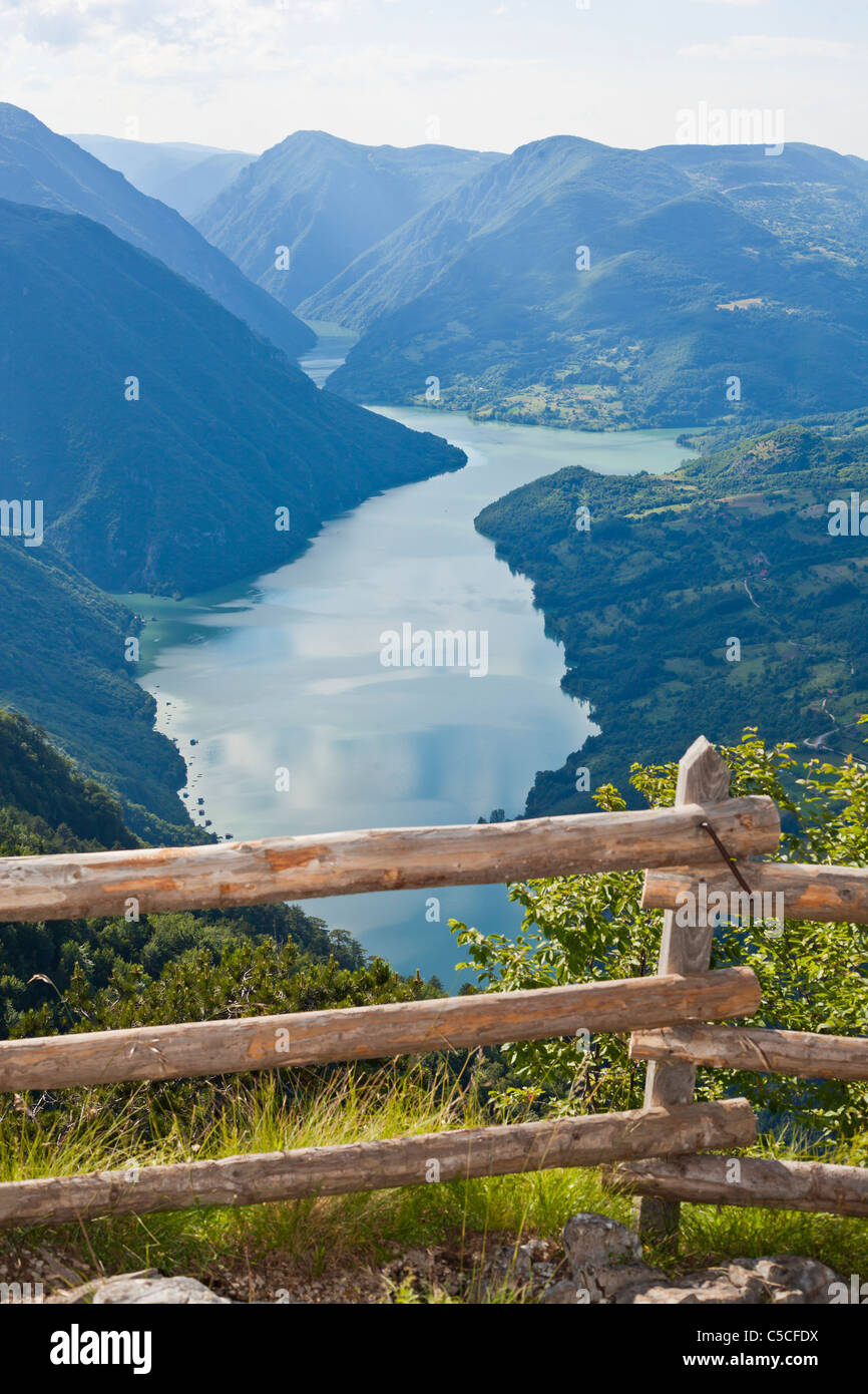 Fiume Drina, Serbia e Bosnia Erzegovina Perucac Banjska Stena Foto Stock