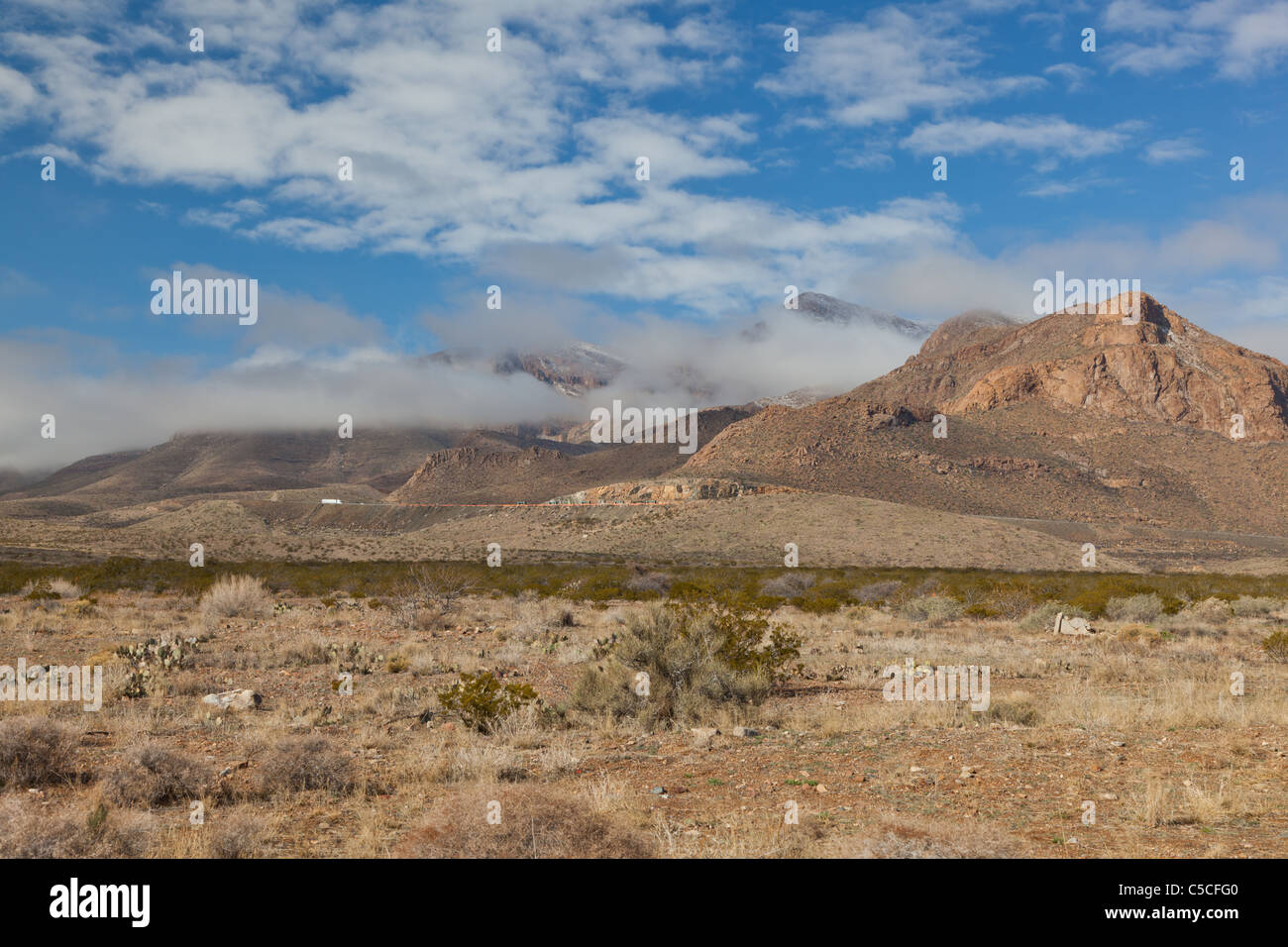 Nube coprì le montagne nel deserto a sud-ovest di El Paso, Texas in Nord Amerca Foto Stock