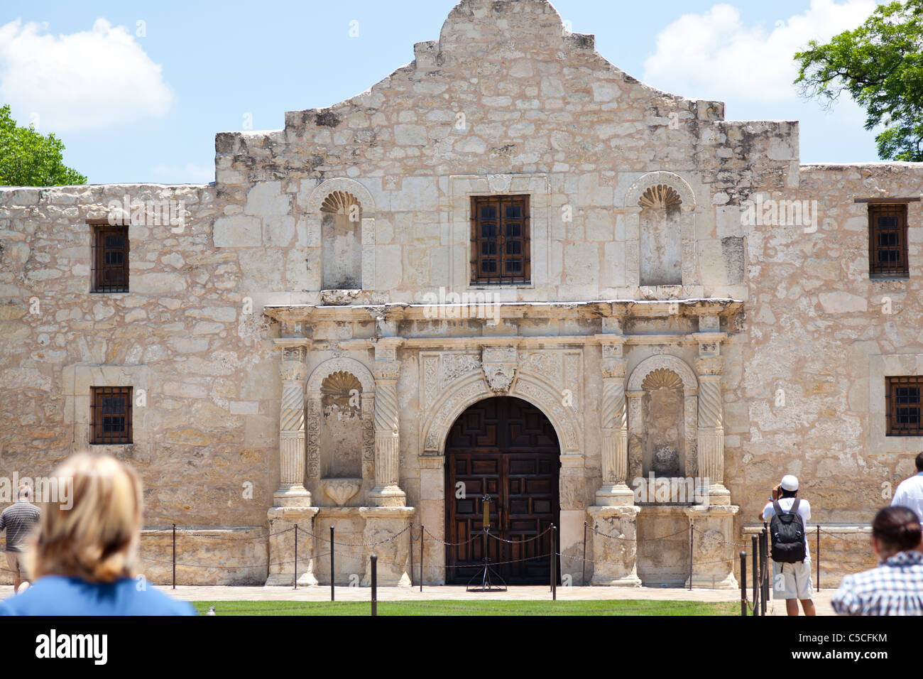 La parte anteriore del Alamo in San Antonio, Texas, Stati Uniti con i turisti che cercano Foto Stock