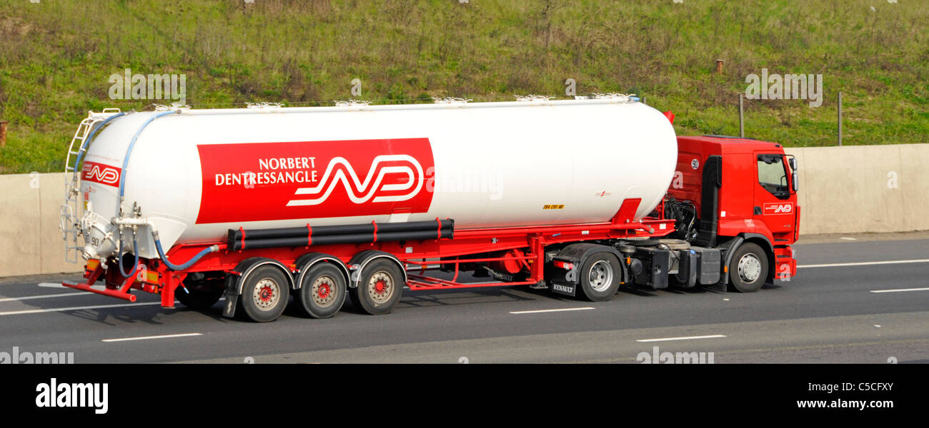 Norbert Dentressangle articolata portarinfuse cisterna rimorchio e hgv autocarro autocarro trasporto francese business lungo la guida in Inglese britannico autostrada Foto Stock