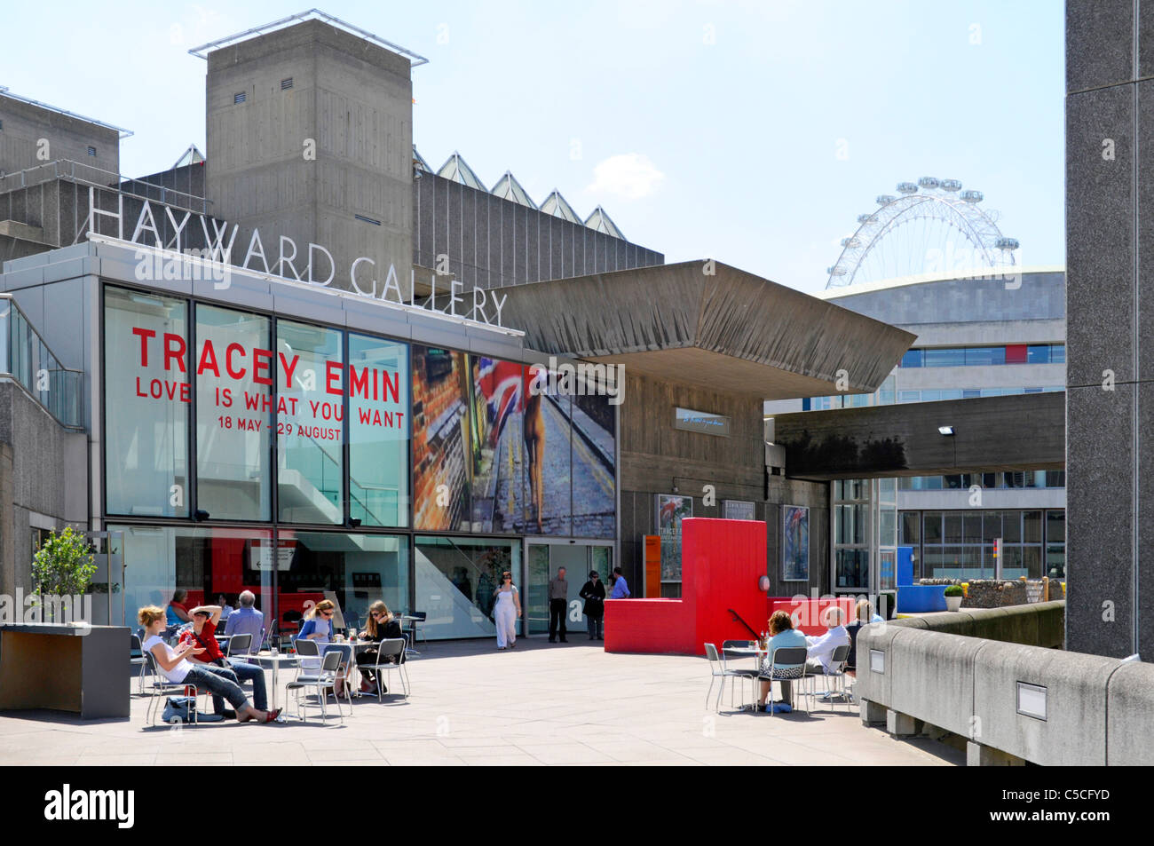 Southbank Brutalist architettura presso la Hayward Gallery con Tracey Emin mostra sulla riva sud del fiume Tamigi Lambeth Londra Inghilterra REGNO UNITO Foto Stock