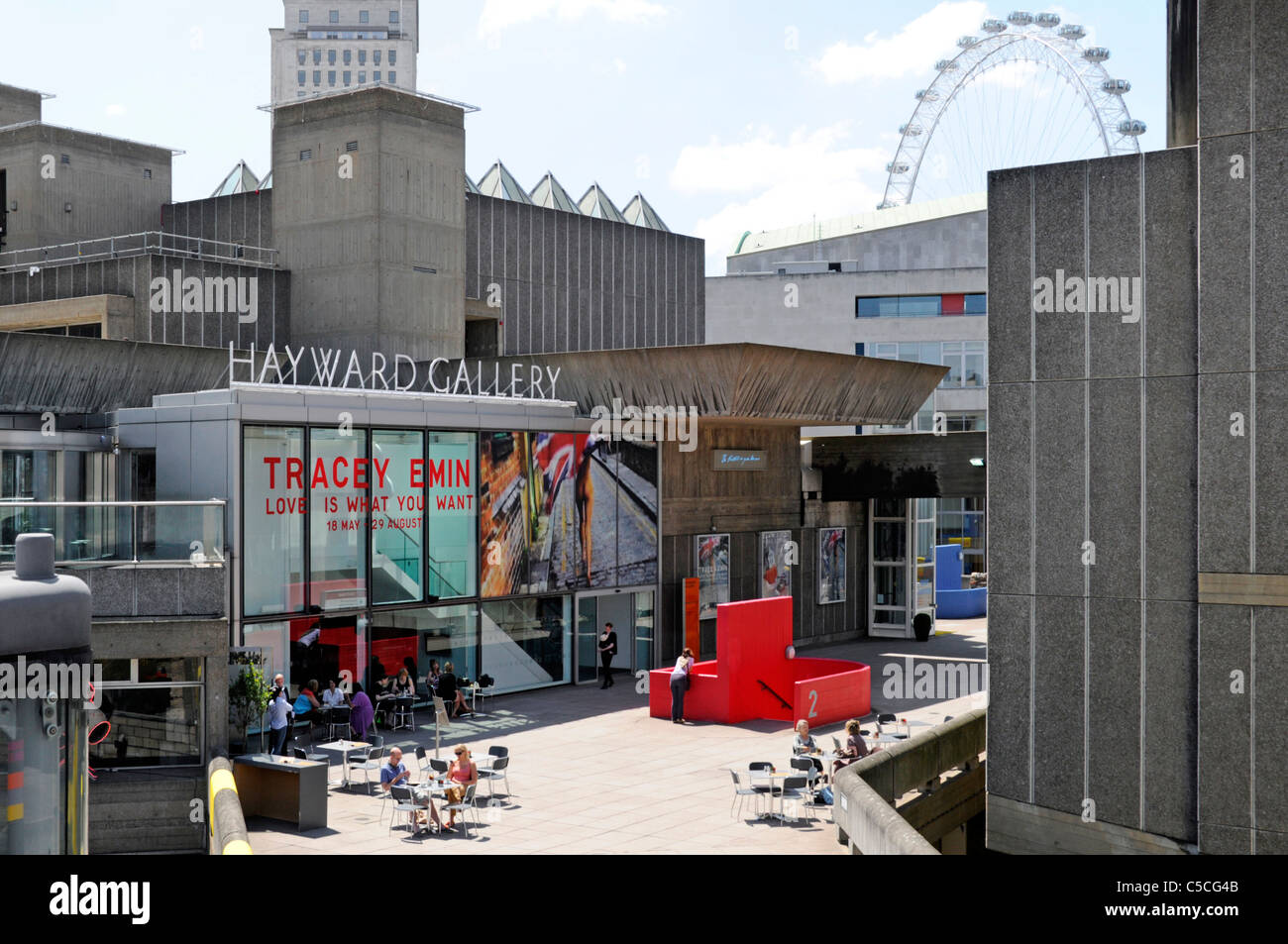 Southbank Brutalist architettura presso la Hayward Gallery con Tracey Emin mostra sulla riva sud del fiume Tamigi Lambeth Londra Inghilterra REGNO UNITO Foto Stock