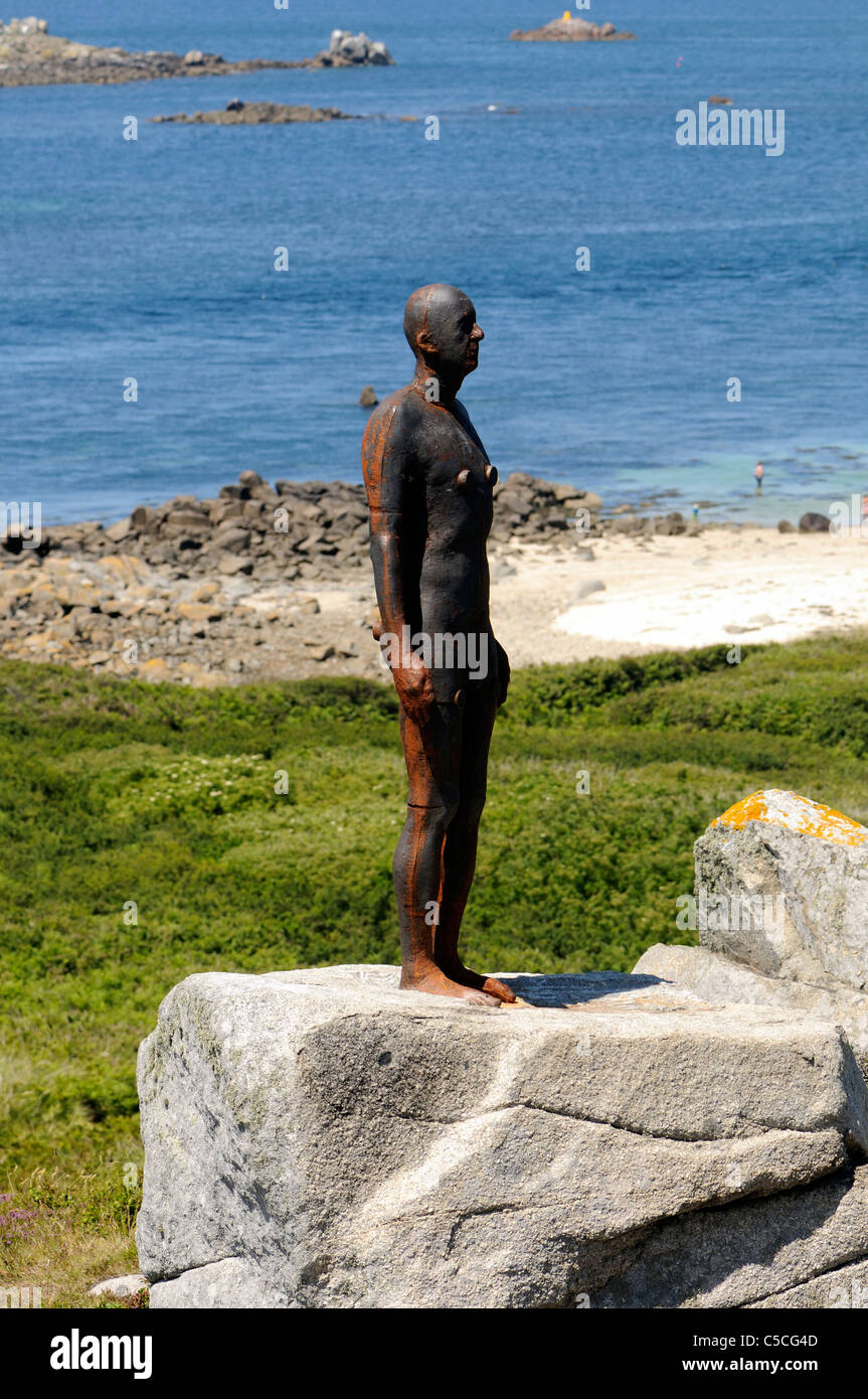 Antony Gormley della statua, parte di "un altro tempo' piedi su Le Petit Monceau sull isola di Herm. Herm, Isole del Canale. Foto Stock