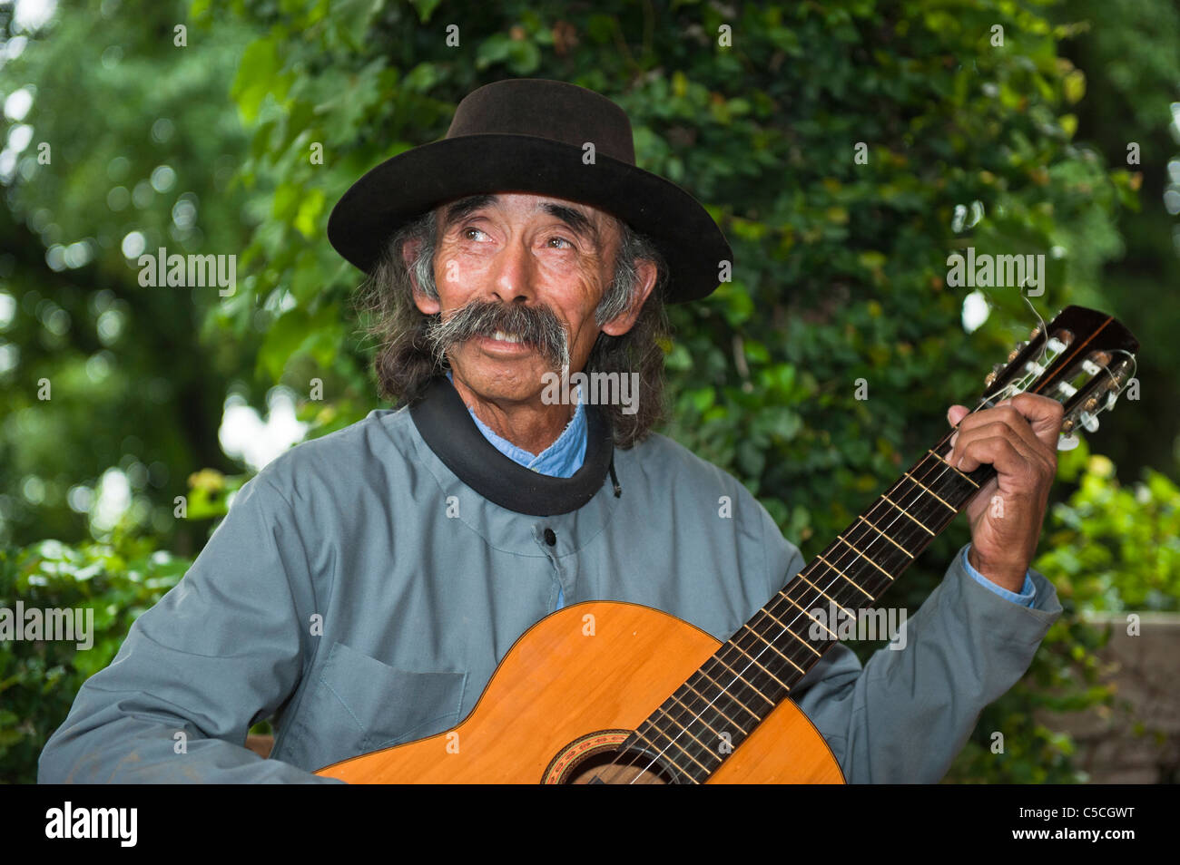 Gaucho di cantare e suonare la chitarra, San Antonio de Areco, Provincia di Buenos Aires, Argentina Foto Stock