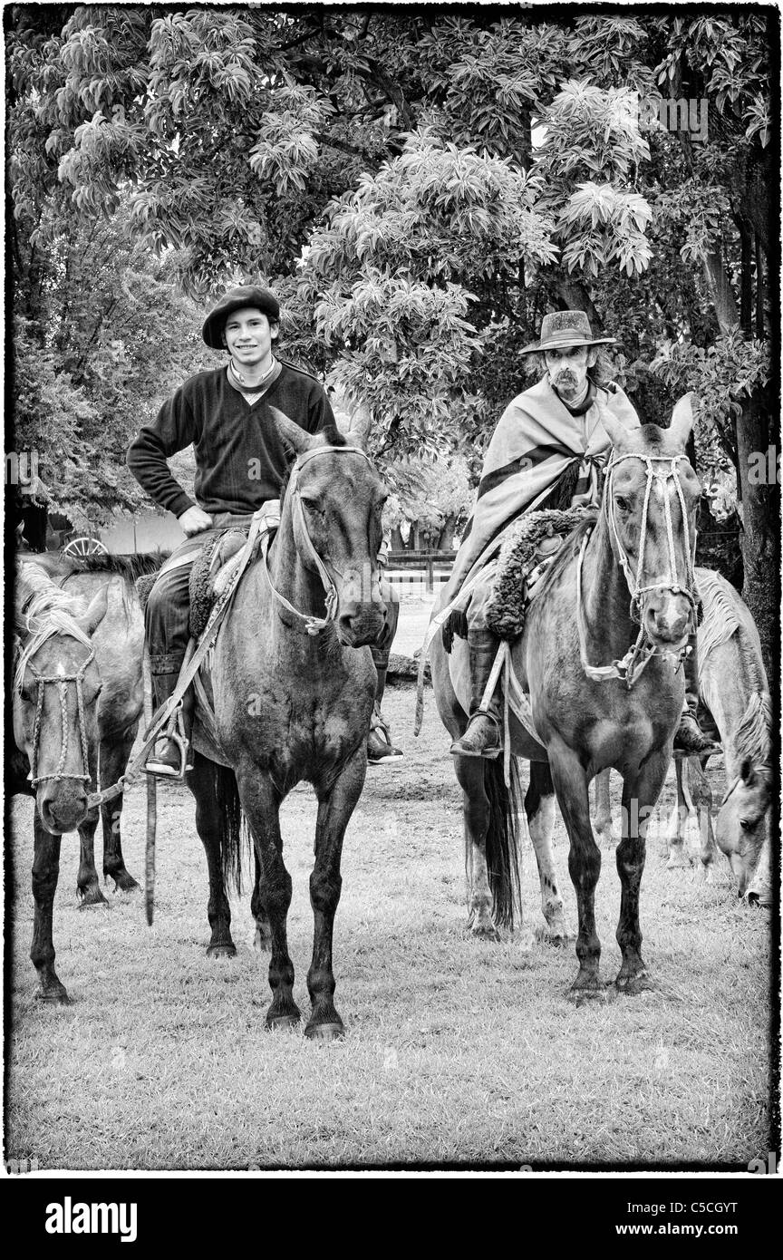 Gauchos con i loro cavalli, San Antonio de Areco, Provincia di Buenos Aires, Argentina Foto Stock