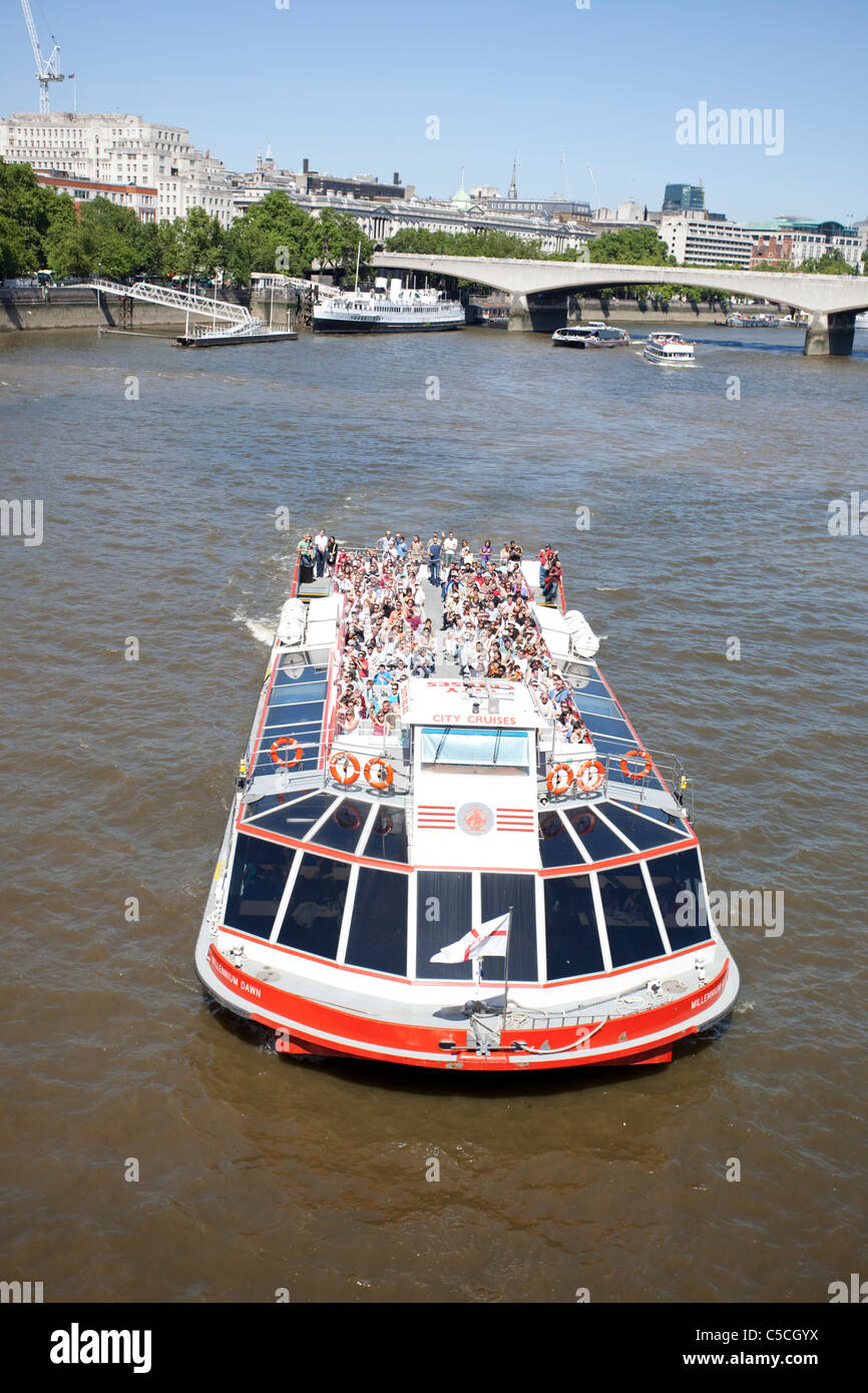 Crociera turistica barca sul fiume Tamigi, London, England, Regno Unito Foto Stock
