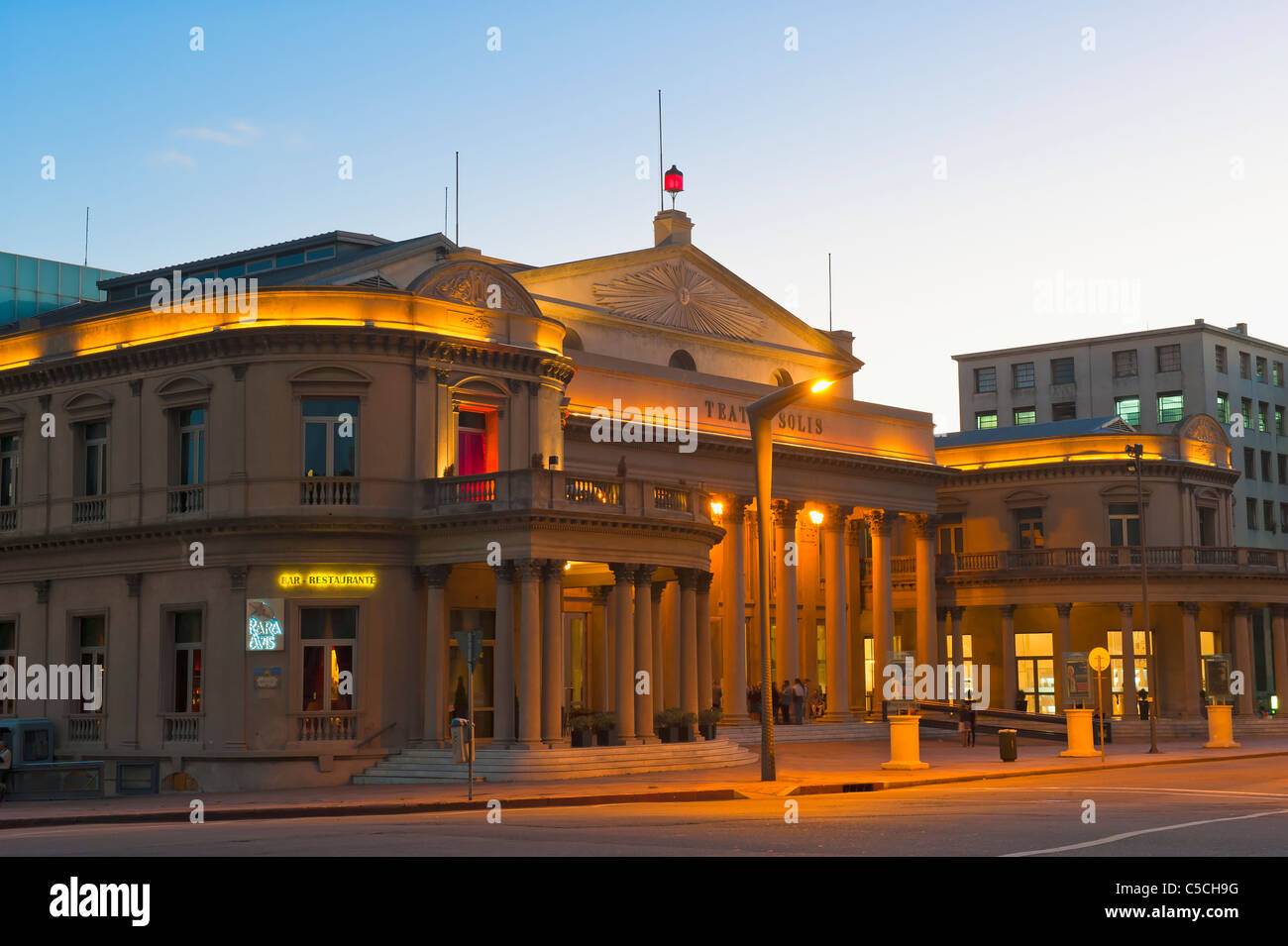 Teatro Solis (Teatro Solis) al tramonto, Plaza Independencia, Uruguay Sud America Foto Stock