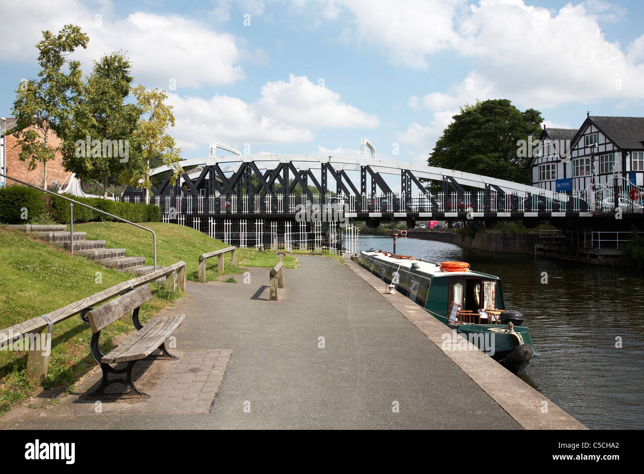 Città ponte sopra il fiume Weaver strette con barca a Northwich CHESHIRE REGNO UNITO Foto Stock