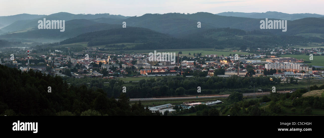Una foto panoramica della città di Bytca nel nord-ovest della Slovacchia Foto Stock