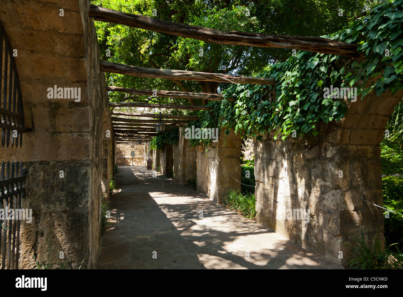 Passerella esterna e la parete del Alamo in San Antonio, Texas, Stati Uniti Foto Stock