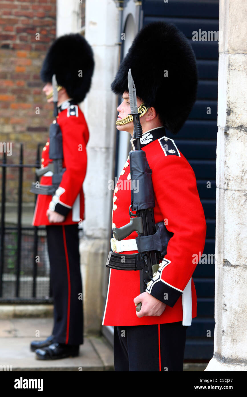 Le guardie scozzesi all'esterno della parte posteriore della Clarence House, Westminster, Londra, Inghilterra Foto Stock