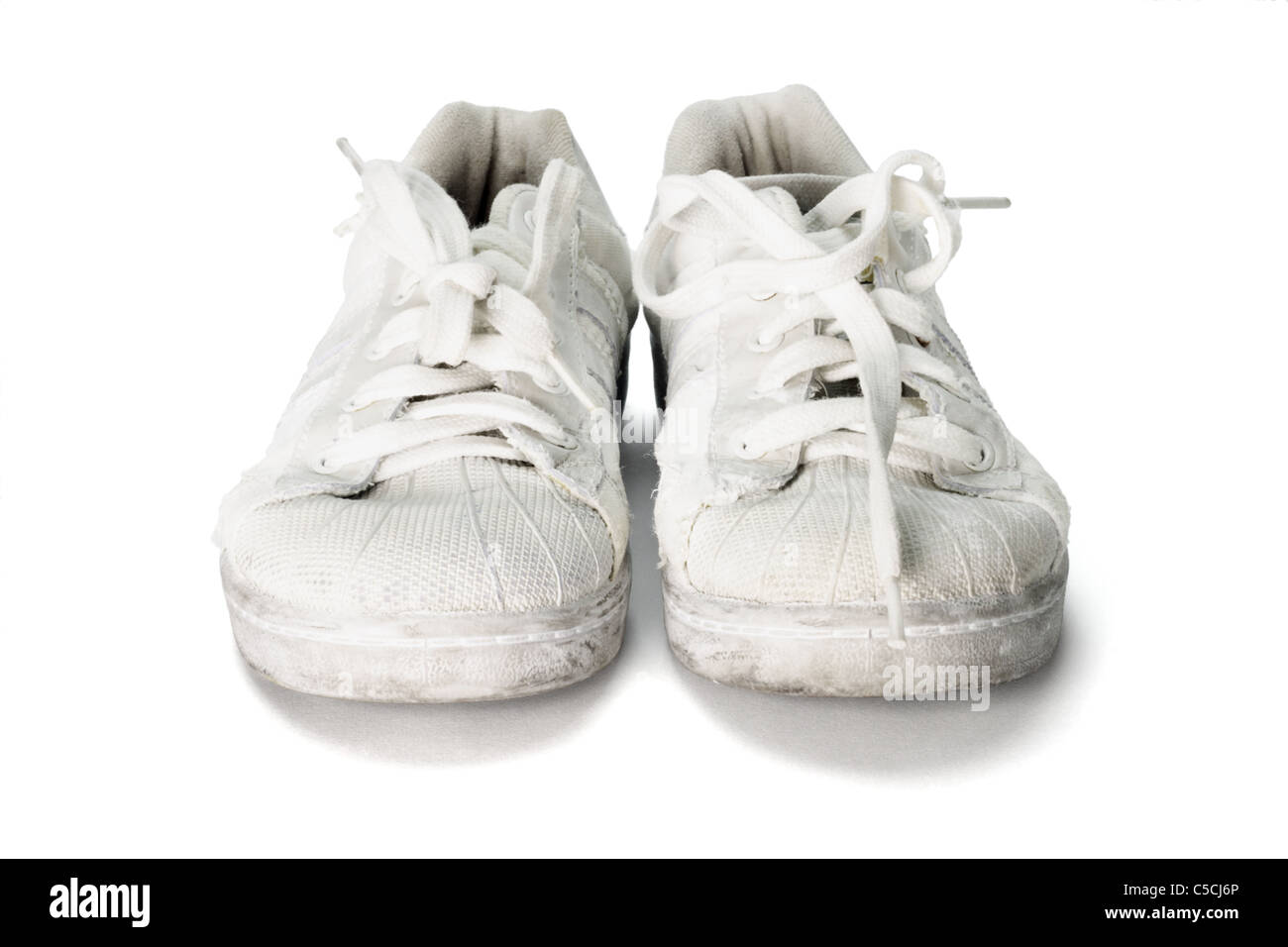Vecchi e consunti scuola scarpe di tela su sfondo bianco Foto Stock