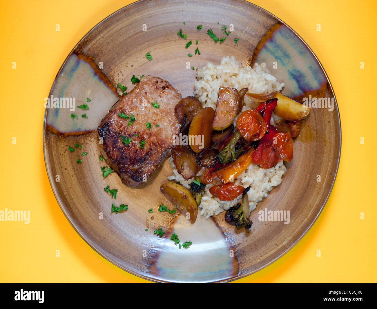 La cena piatto di carne di maiale, riso e verdure arrosto Foto Stock