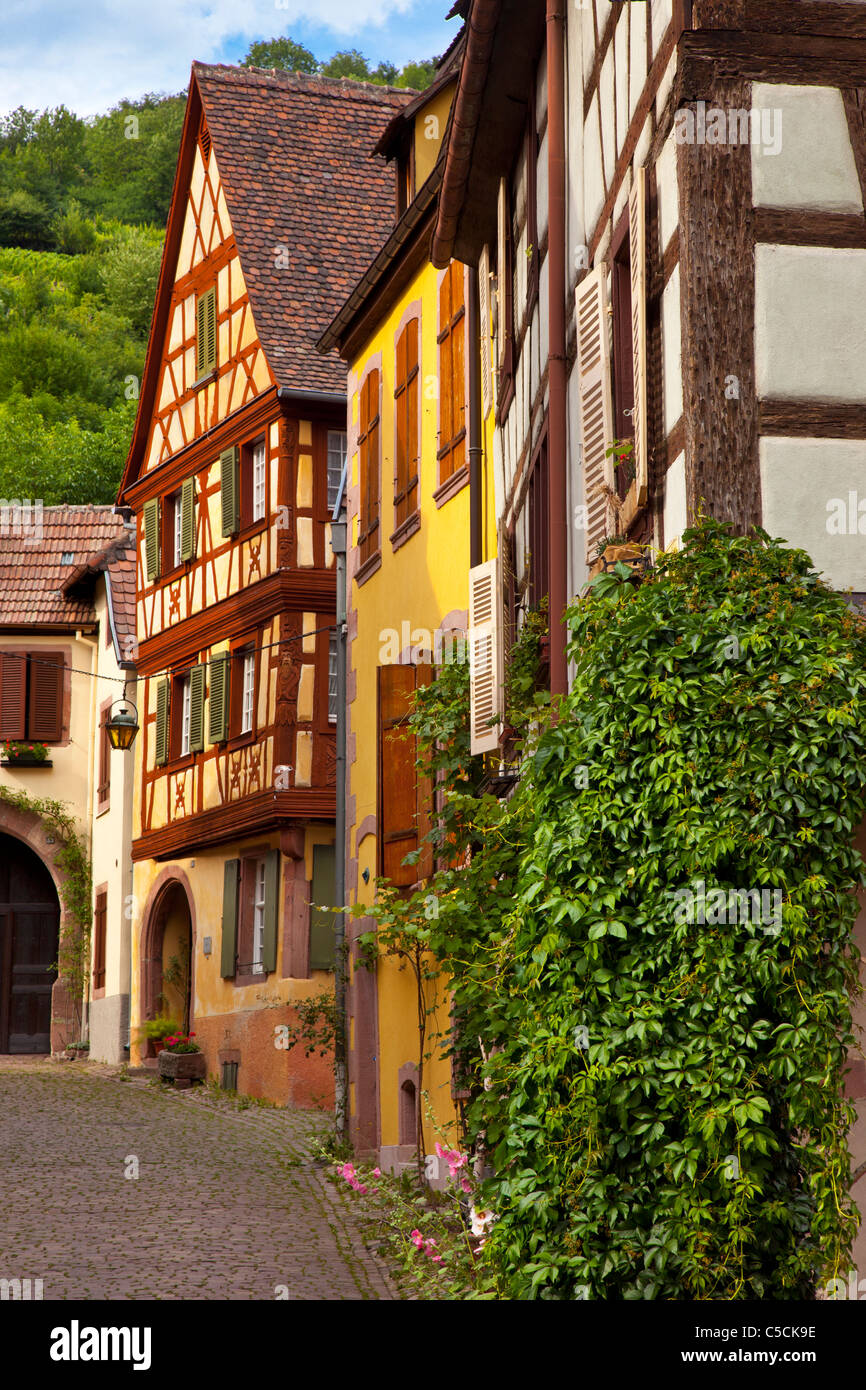 Village Street scene in Kaysersberg, lungo la strada del vino Alsaziano Haut-Rhin Francia Foto Stock