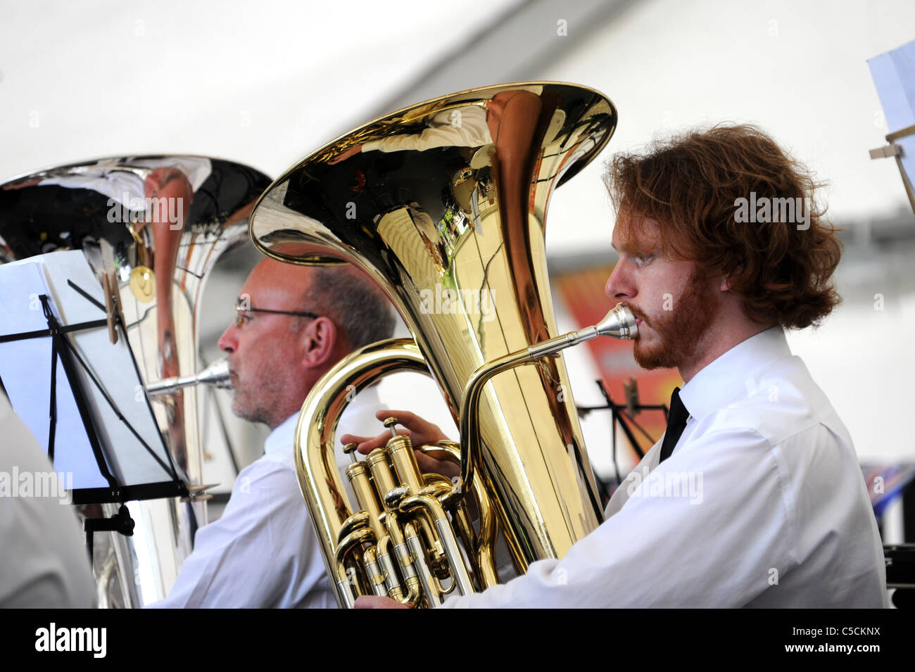 L'Ironbridge Gorge Brass Band Festival 2011 tuba sezione della città di Newport Band Foto Stock