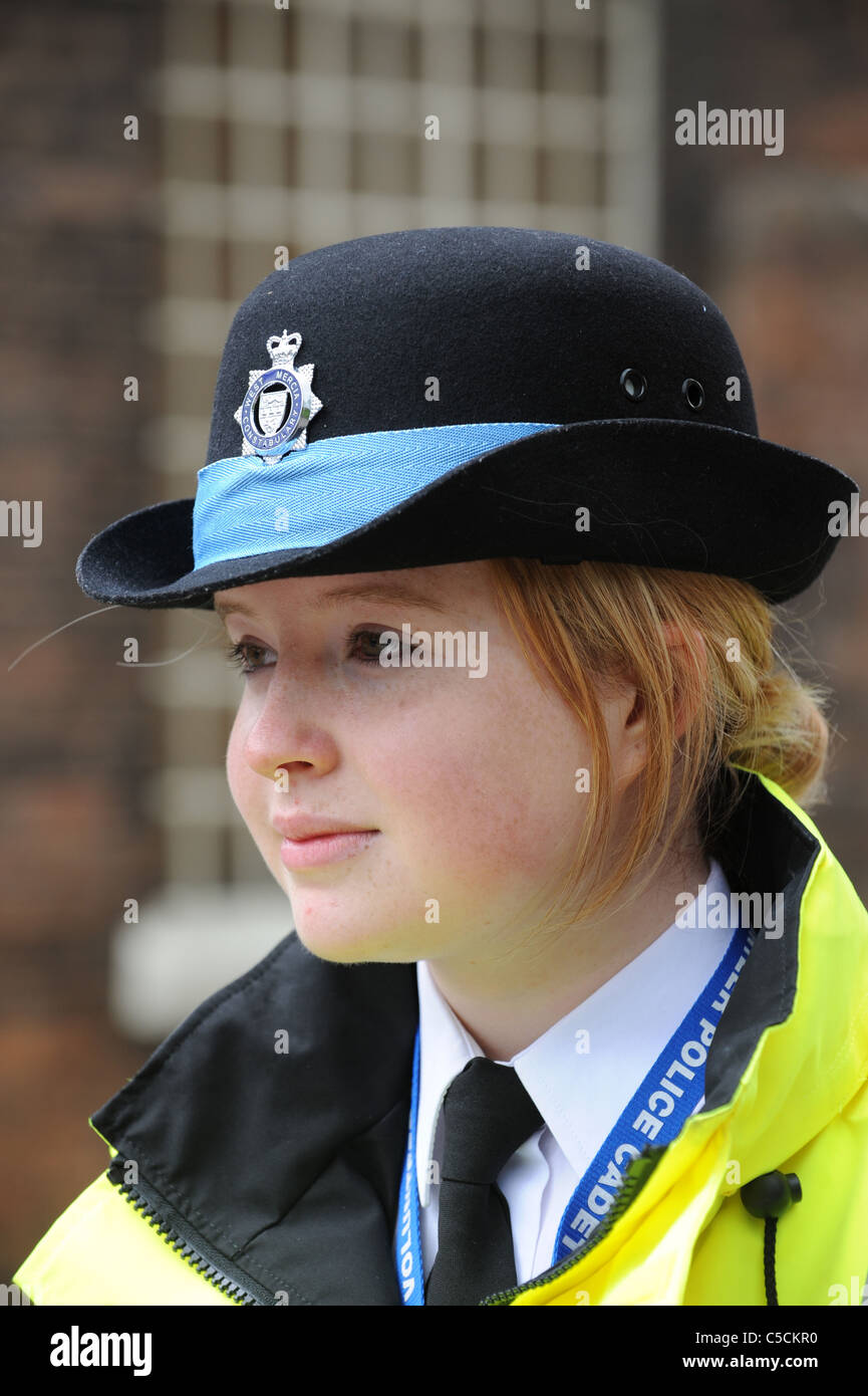 Un adolescente di polizia volontari Cadet sul dovere Foto Stock