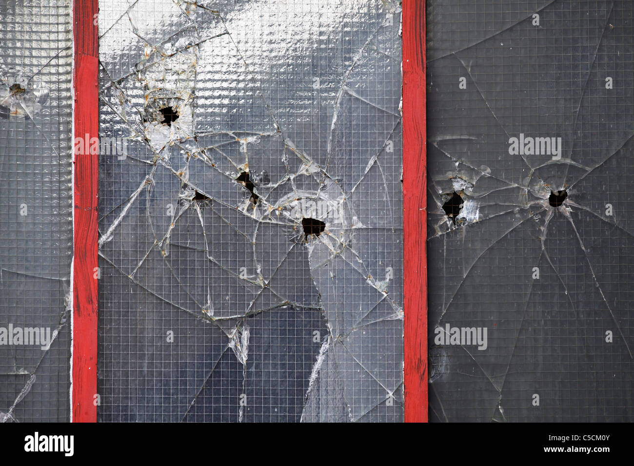Le finestre rotte di un vecchio edificio industriale. Foto Stock