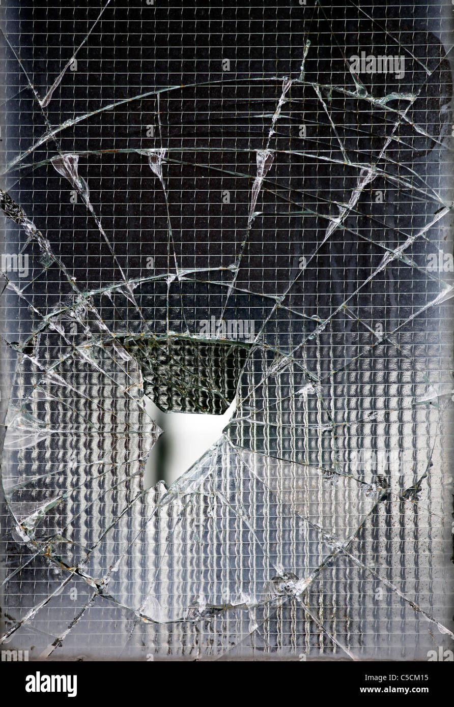 Le finestre rotte di un vecchio edificio industriale. Foto Stock