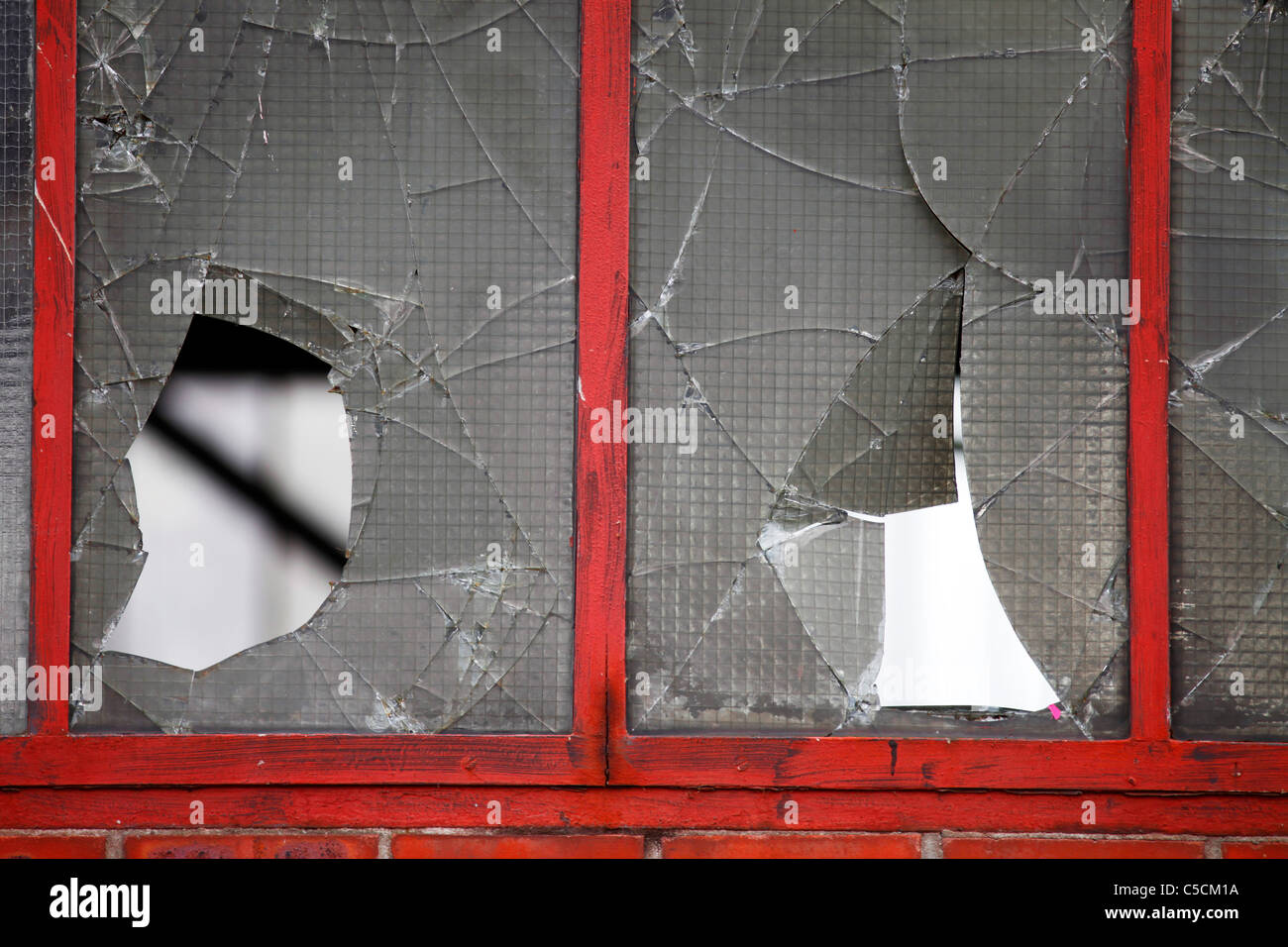 Le finestre rotte di un vecchio edificio industriale. Foto Stock
