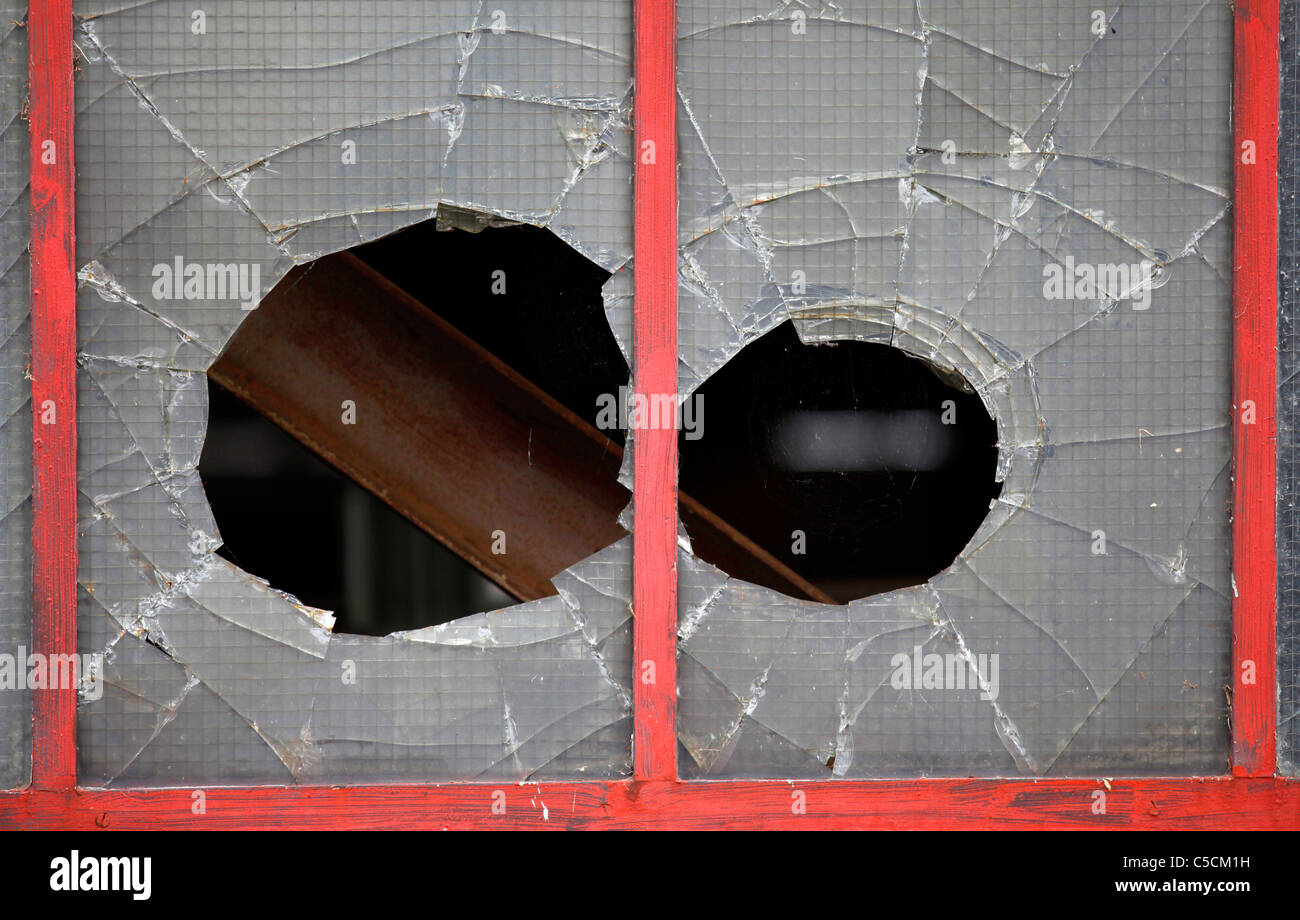 Le finestre rotte di un vecchio edificio industriale. Foto Stock