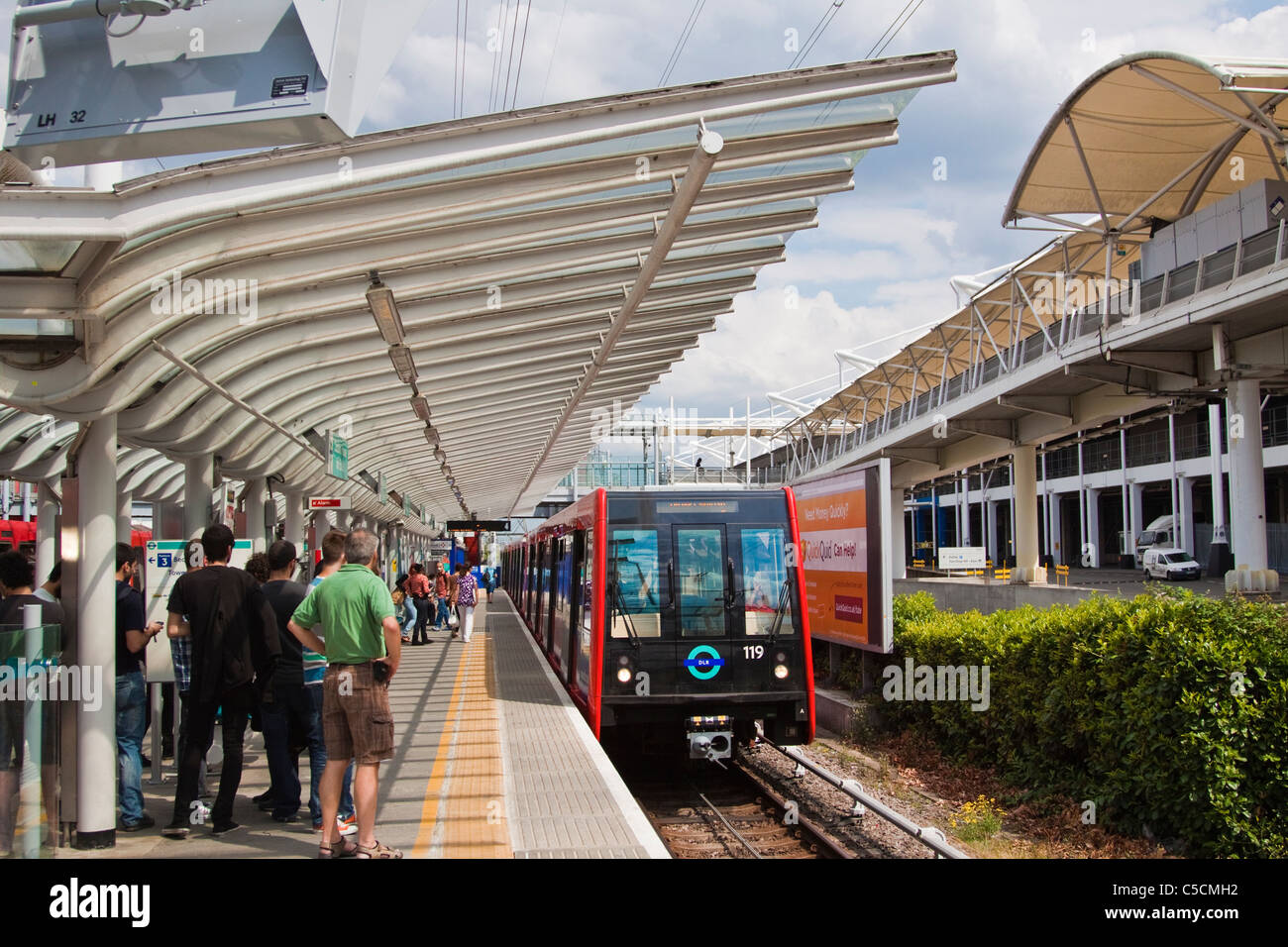 DLR Custom House Station piattaforma con il treno Foto Stock