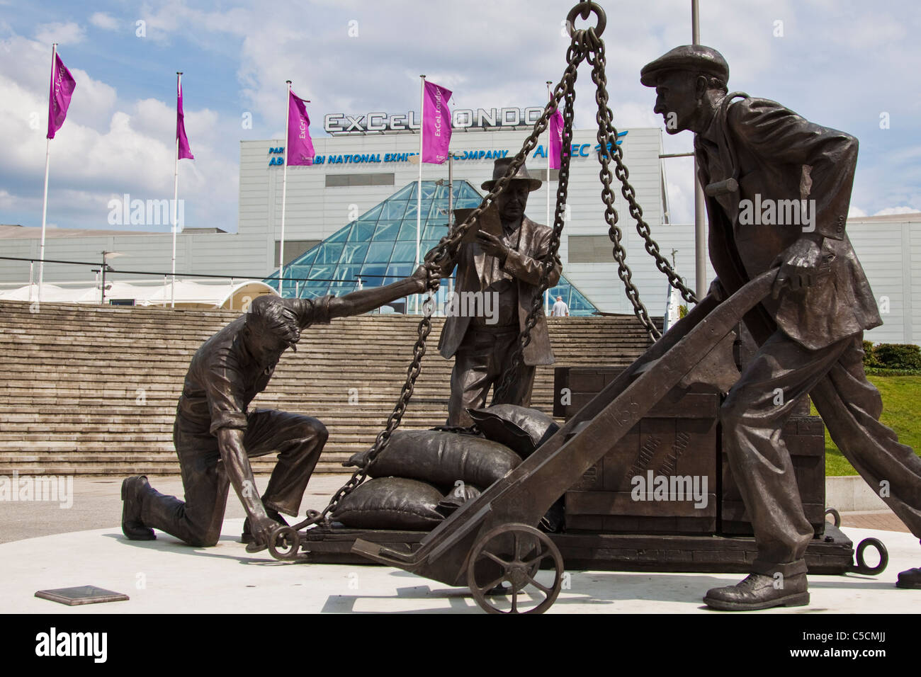 I portuali statua che si trova nella parte anteriore del Excel London Foto Stock