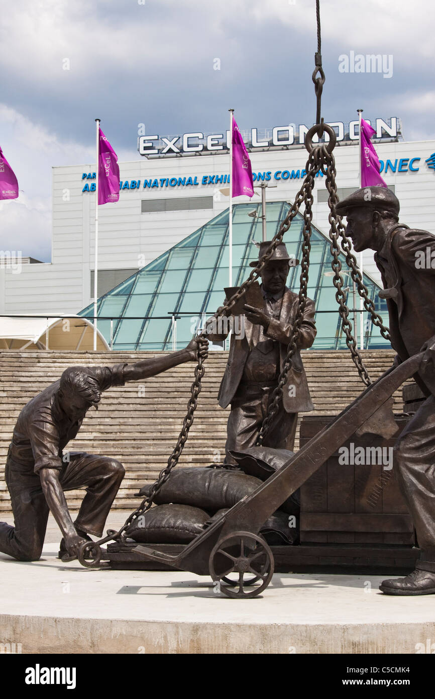 I portuali statua che si trova nella parte anteriore del Excel London Foto Stock