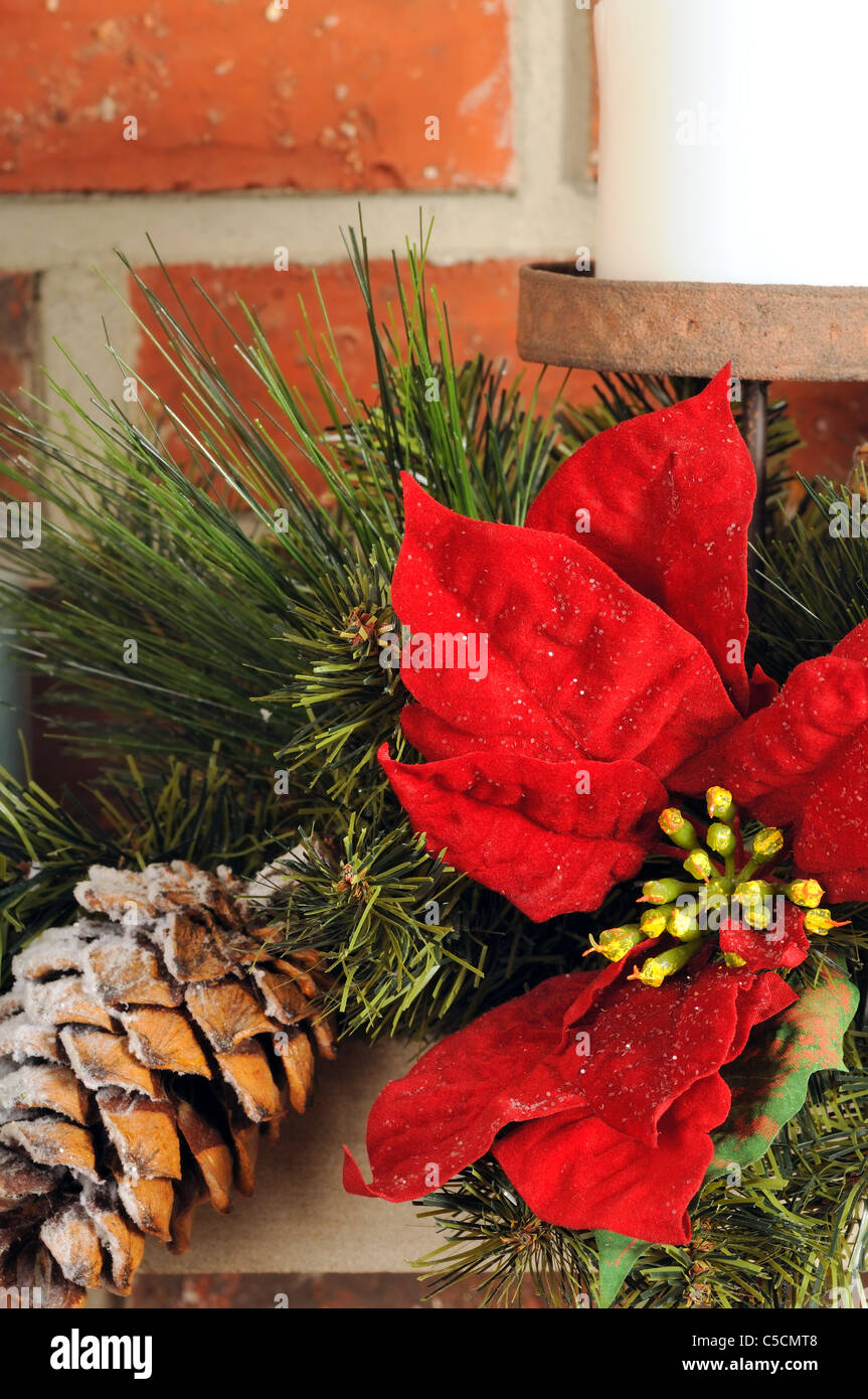 Close-up della festa di Natale decorazioni su un mantello con Sfondo mattone Foto Stock