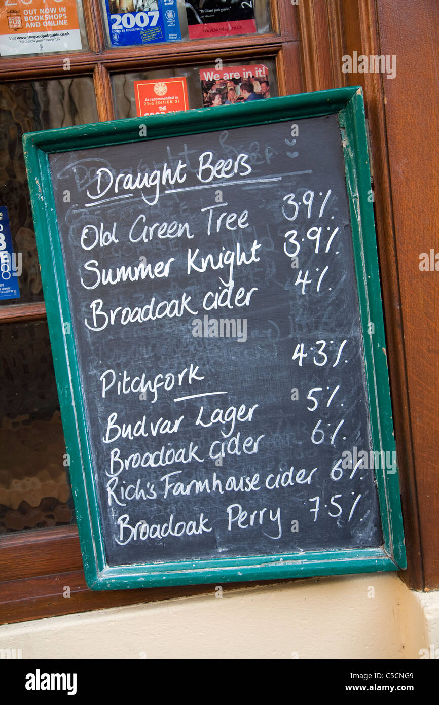 Menu birra scritti in gesso sulla lavagna, vecchio albero verde pub, Green Street, Bath, Inghilterra Foto Stock