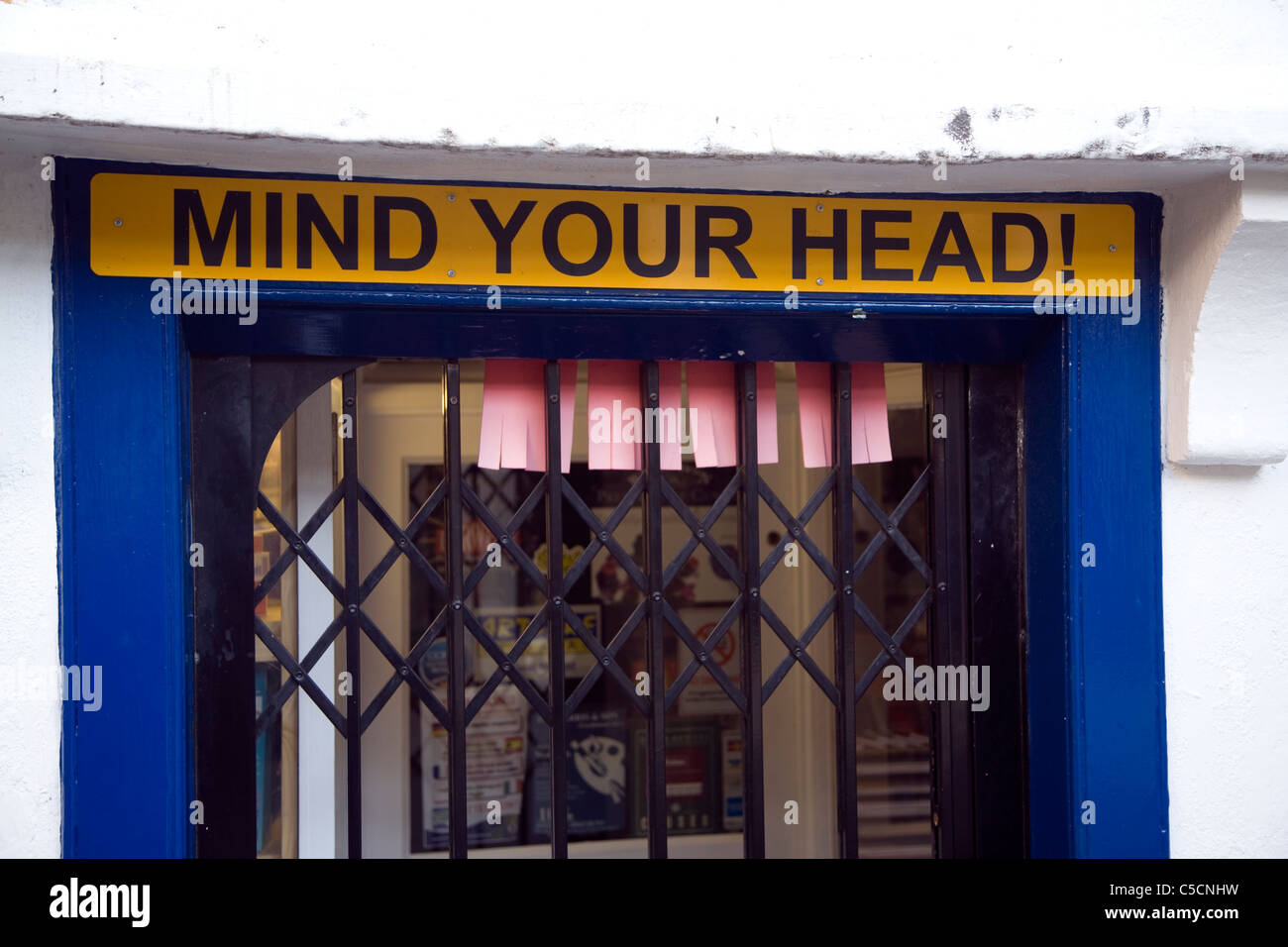 Mente il vostro segno di testa sul negozio di bassa porta Foto Stock