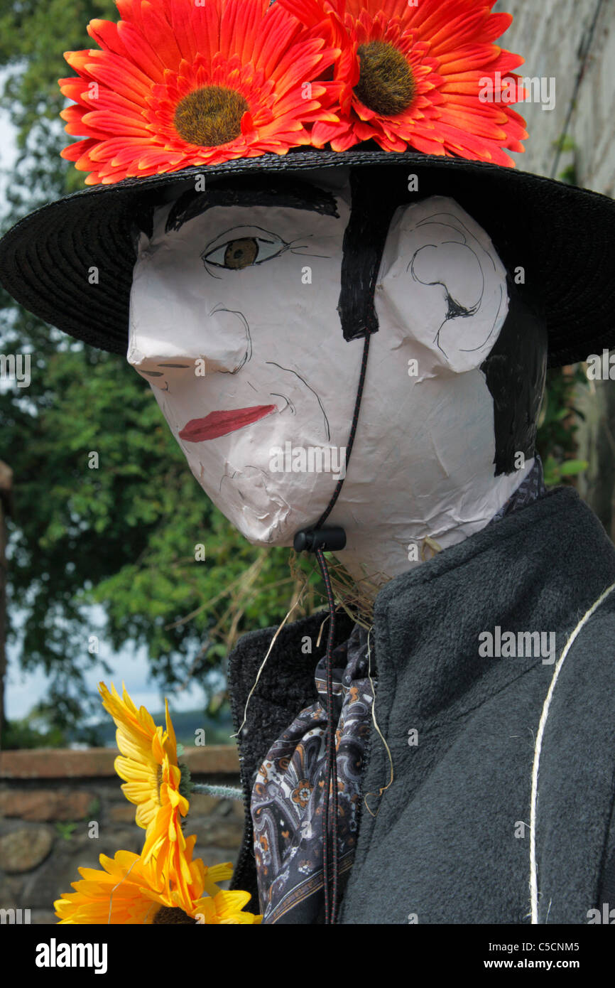 Scultura dell'uomo con il cappello decorato con fiori Foto Stock