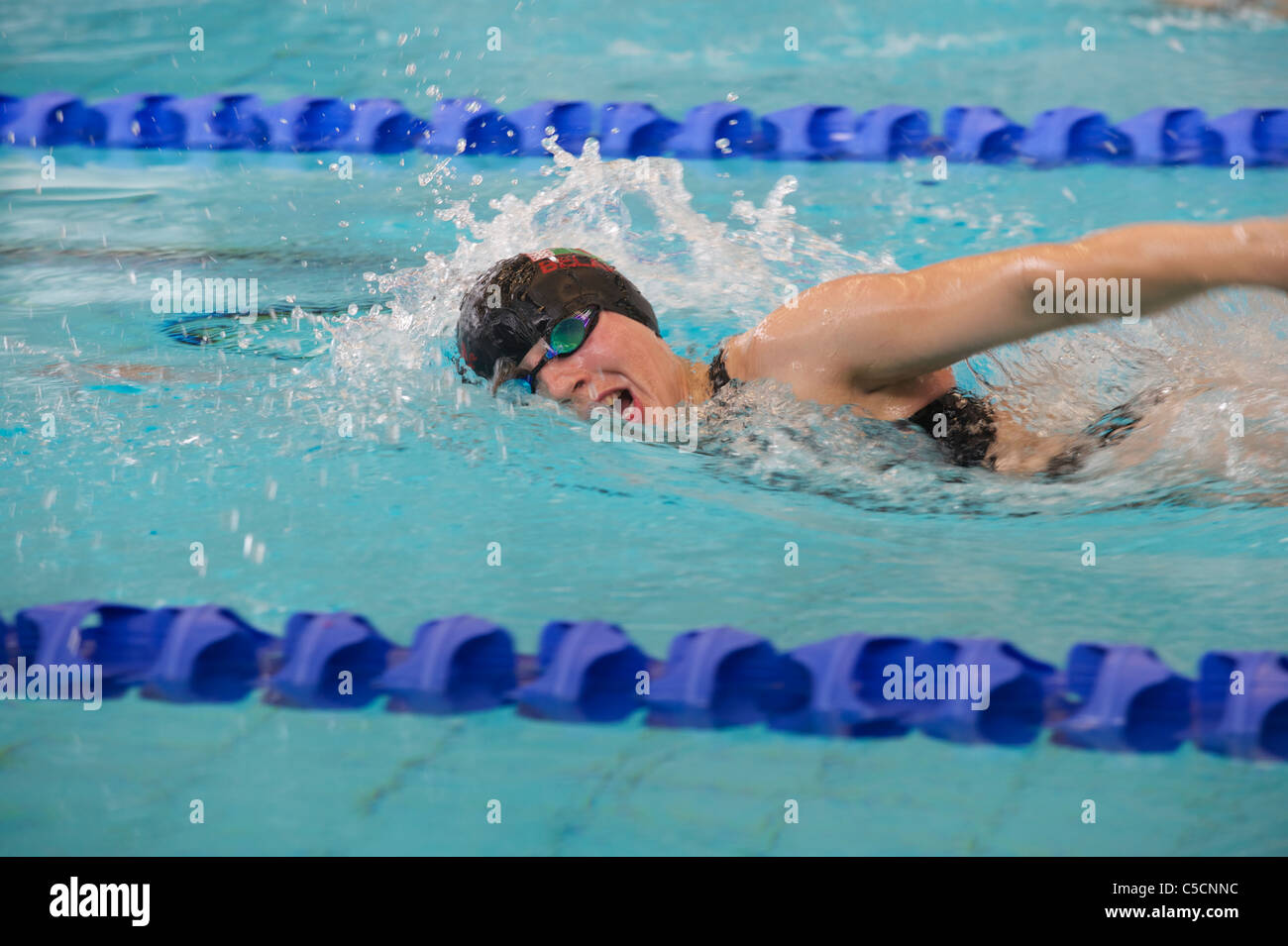 Pentathlon moderno finale di Coppa del Mondo, Anastasia Prokopenko (BLR) compete nel 200m Freestyle nuotare Foto Stock