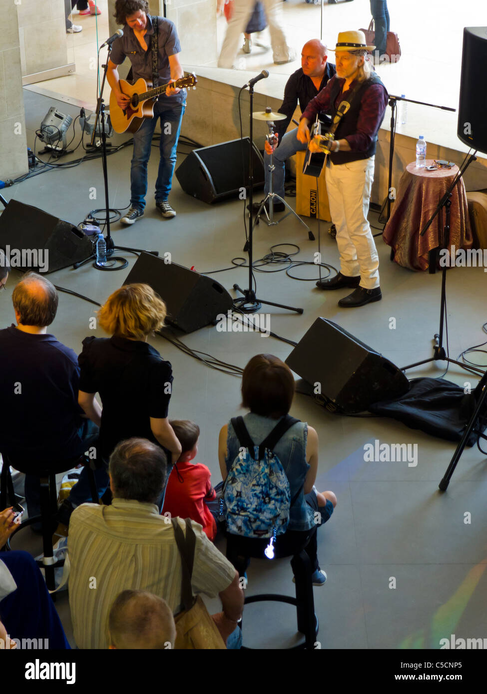 Parigi, Francia, pubblico che guarda l'American Country Rock Singer esibirsi nell'Apple Store al Lou-vre Shopping Centre, Elliot Murphy Foto Stock