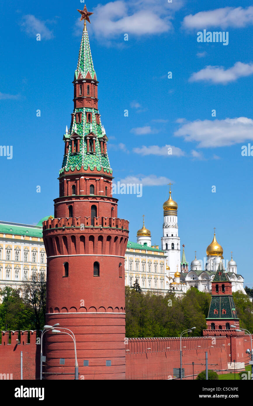 L'acqua che alimenta la torre del Cremlino di Mosca, vista dal grande ponte di pietra. Mosca. La Russia. Foto Stock