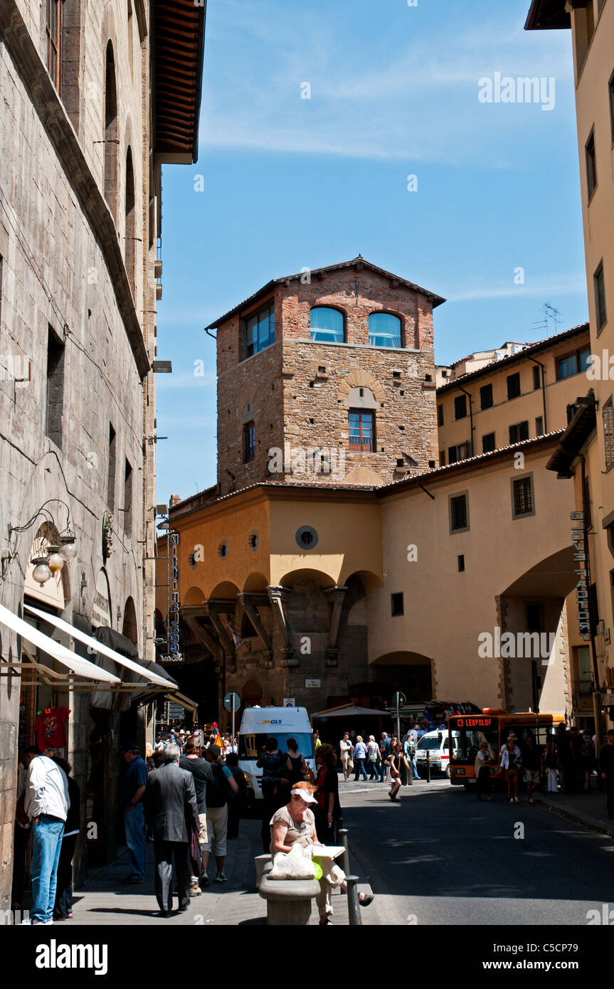 La Torre dei Mannelli, una piccola torre sul angolo sud-est del Ponte Vecchio, costruito nel 1565 per difendere il ponte, Firenze Foto Stock