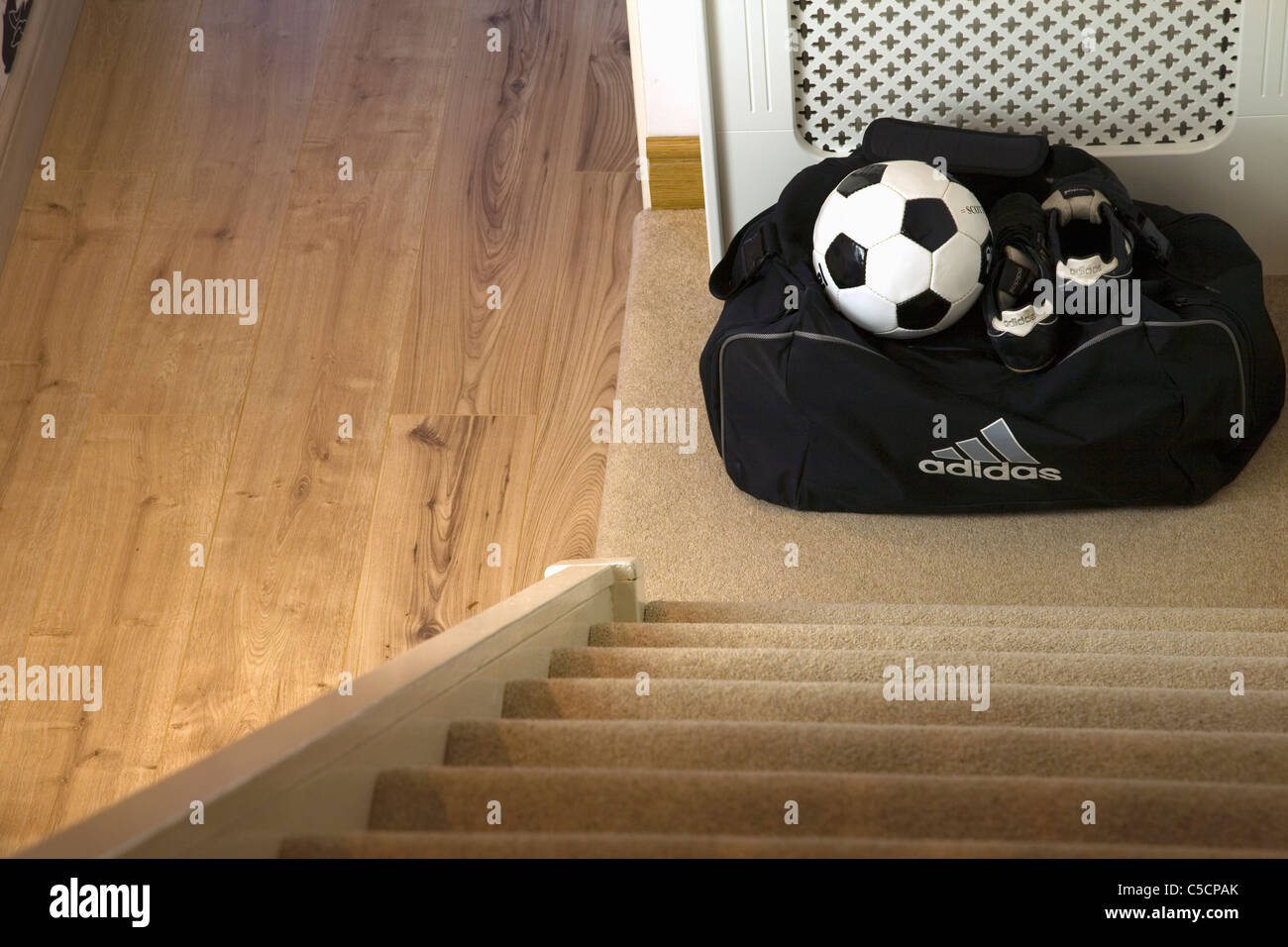 Kit calcio bag,sfera e scarpini da calcio pronto a prendere in fondo alla home scale Foto Stock