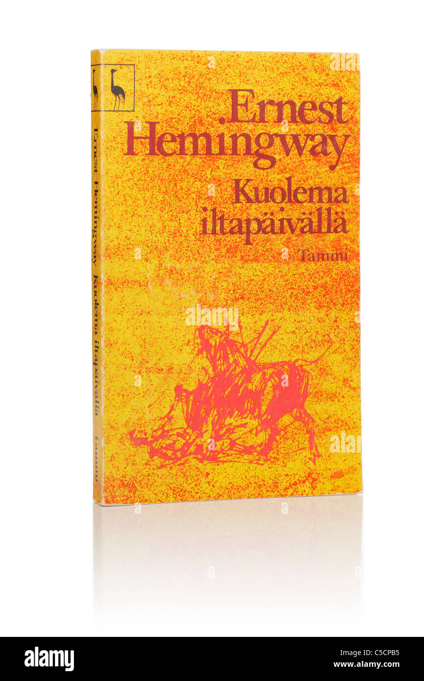 Ernest Hemingway's romanzo 'Death nel pomeriggio". Qui in finlandese edizione dal 1972. Foto Stock
