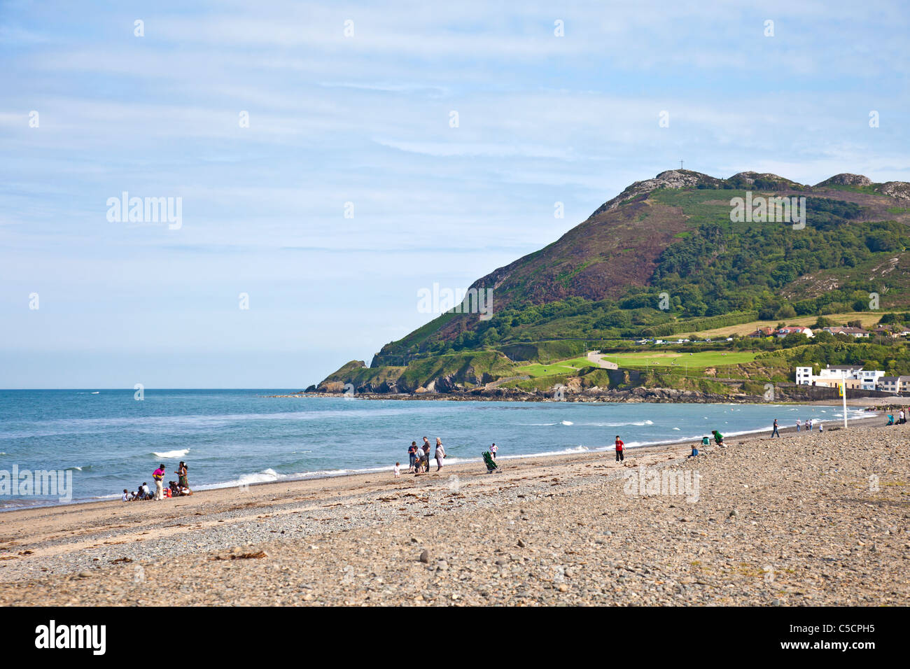 Persone/famiglie sulla spiaggia di ciottoli a Bray, guardando a sud verso la testa di Bray. Co. Wicklow, Repubblica di Irlanda Foto Stock