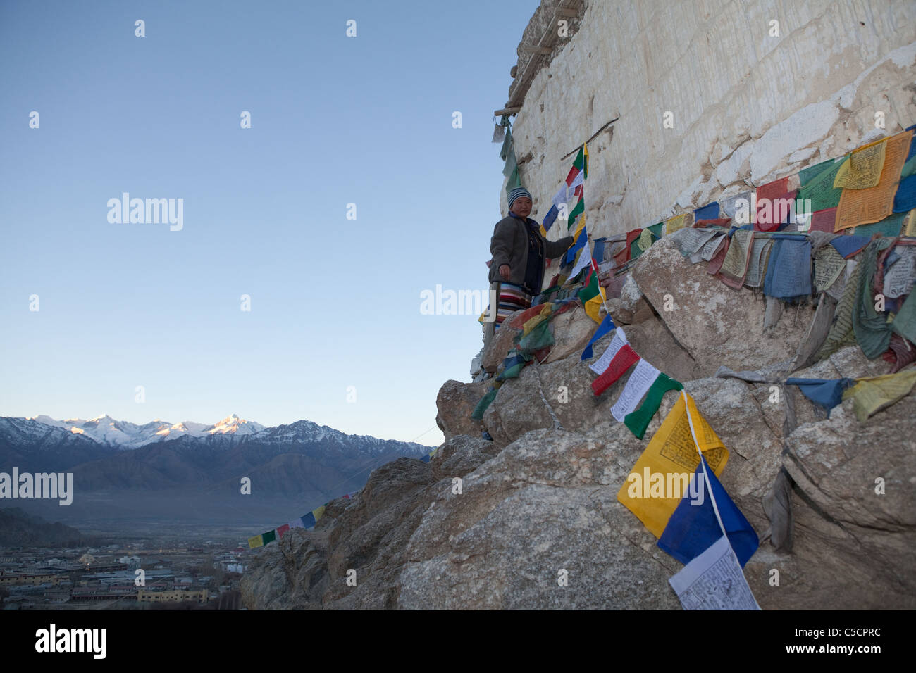 Amala appeso bandiere da preghiera buddista a un tempio all'alba di luna piena in memoria delle vittime delle inondazioni del 2010. Foto Stock