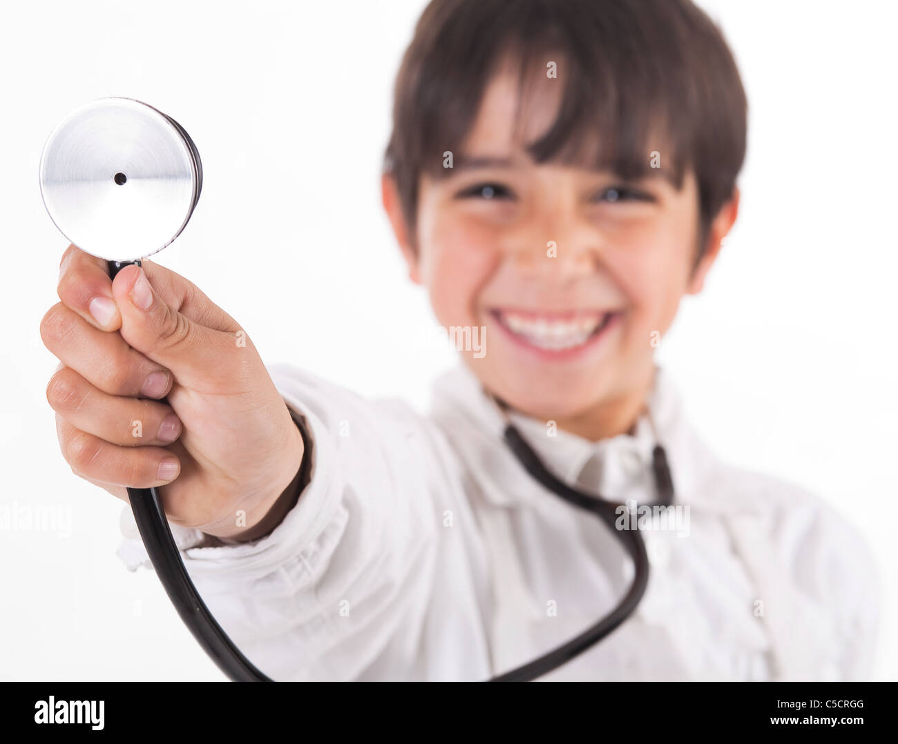 Poco medico mostrando il suo stetoscopio su sfondo bianco Foto Stock