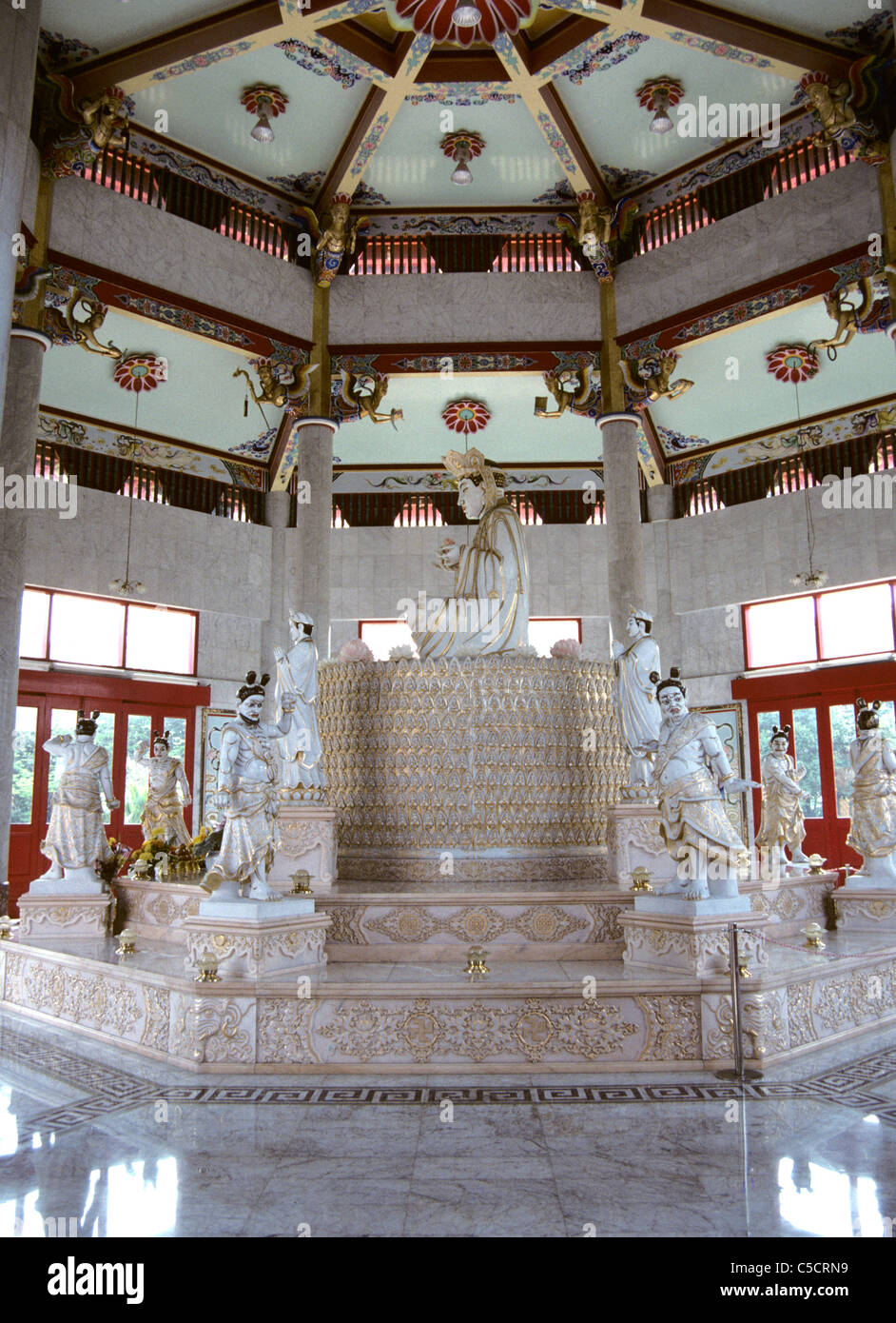 Tempio buddista di Singapore in marmo di divinità. Foto Stock