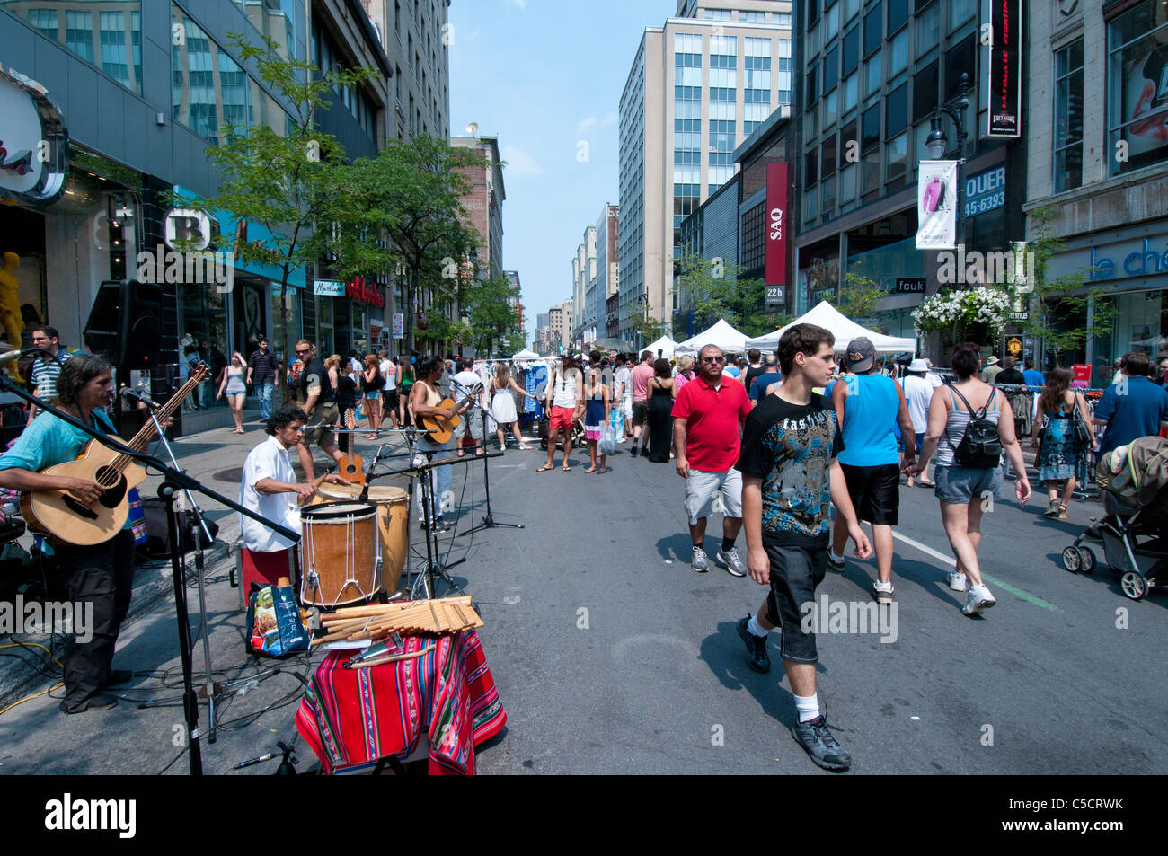 Il marciapiede vendita & street fair downtown Montreal Canada Foto Stock