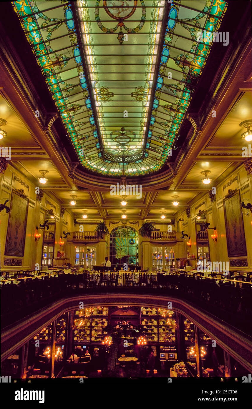 Interni opulenti dell art nouveau cafe Confeitaria Colombo nel centro di Rio de Janeiro, Brasile, Sud America. Foto Stock