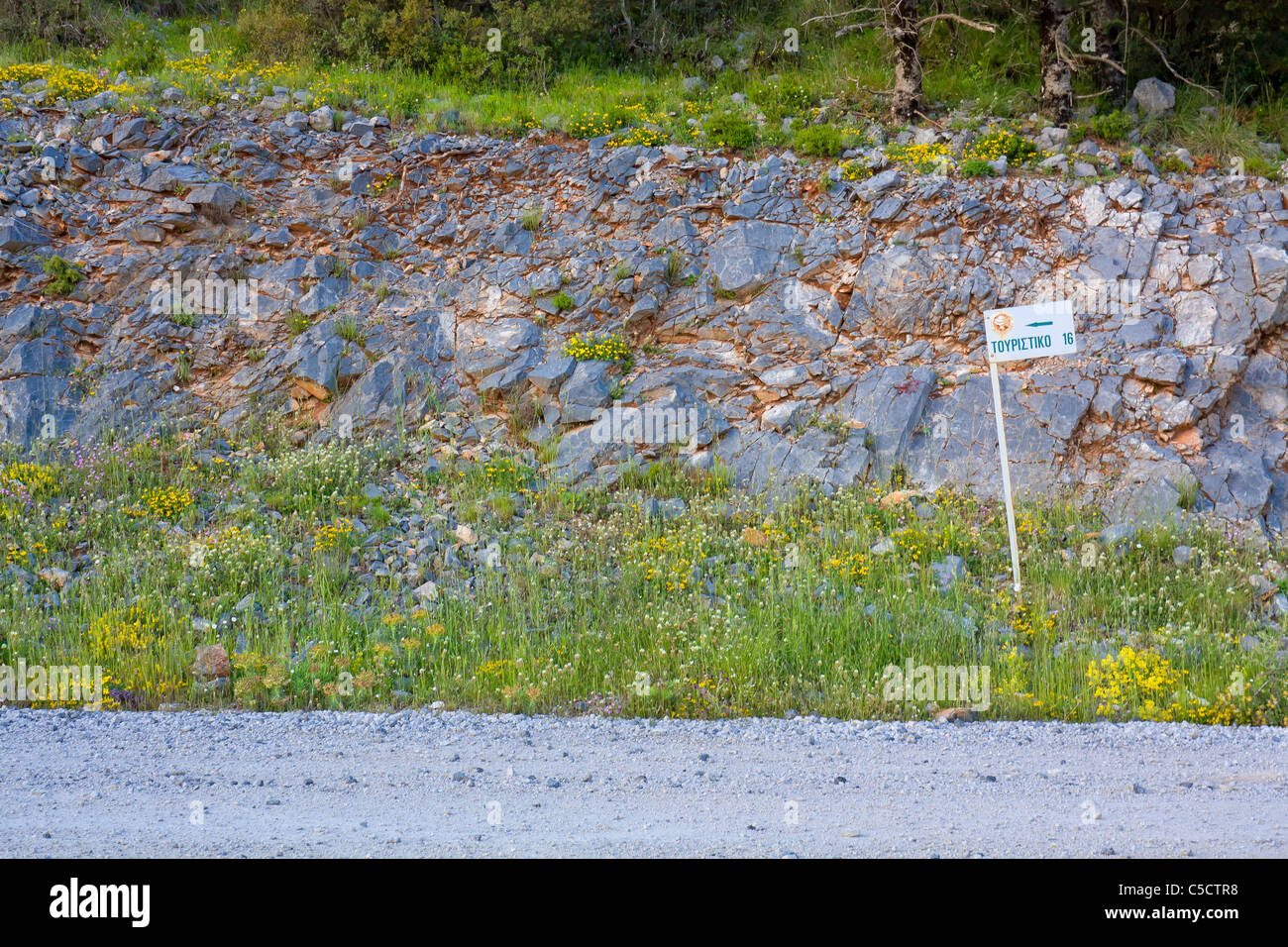 Segno direzionale presso old country road in Grecia Foto Stock