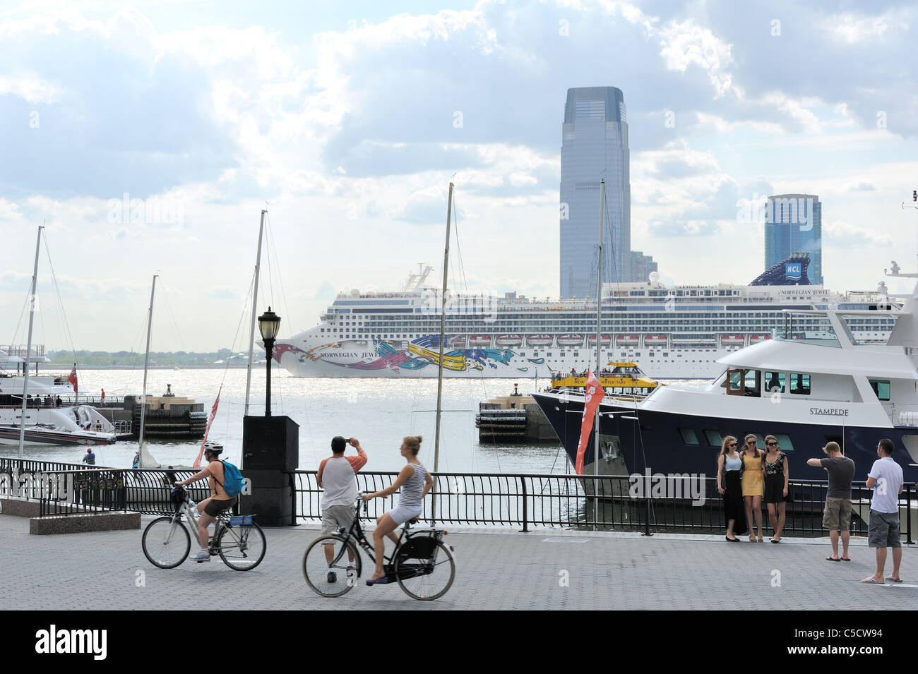 La Norwegian Jewel la cottura a vapore lungo il fiume Hudson, passato North Cove Marina in Battery Park City, un quartiere di Manhattan. Foto Stock